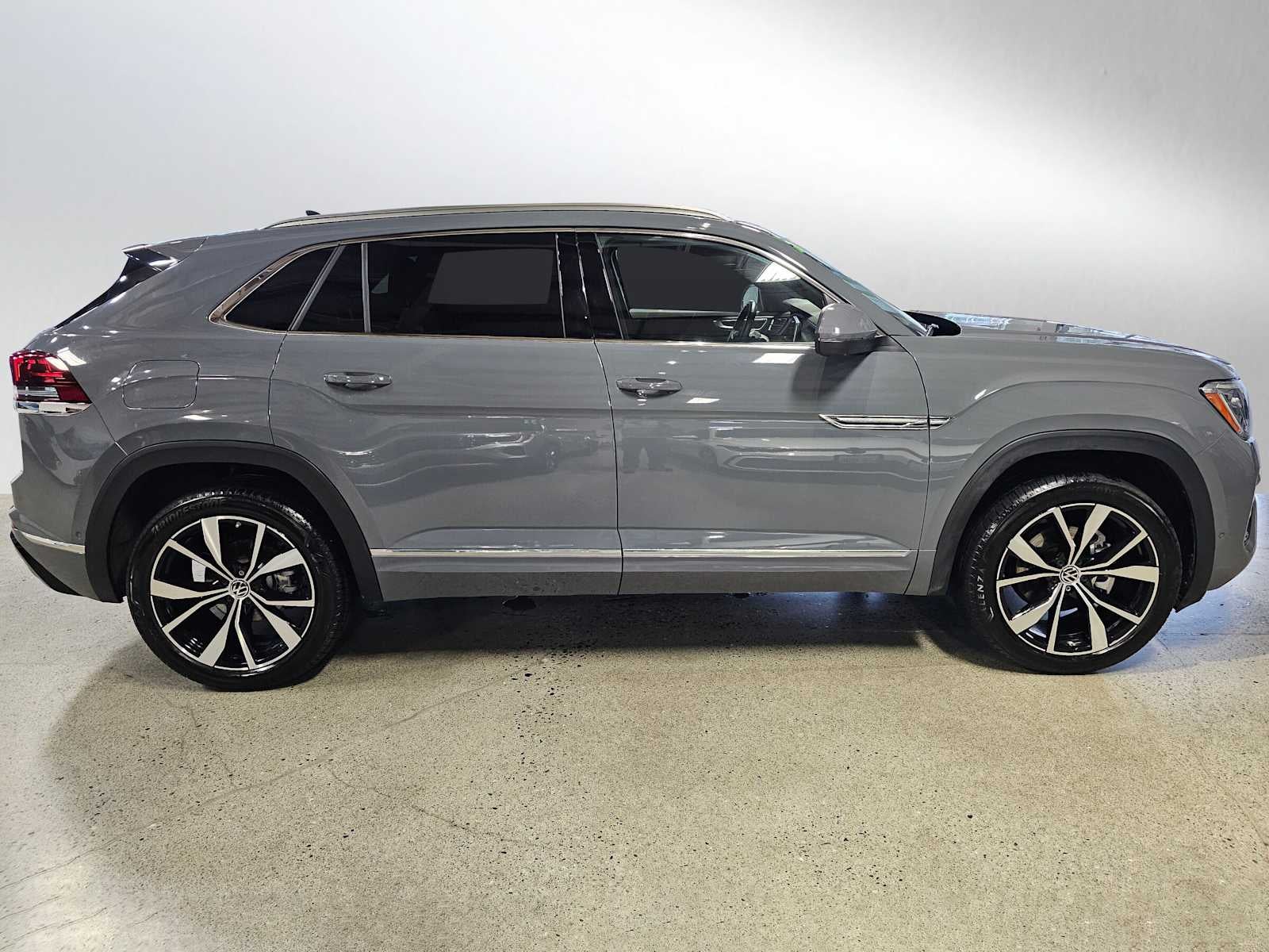 2025 Volkswagen Atlas Cross Sport 2.0T SEL Premium R-Line 4MOTION