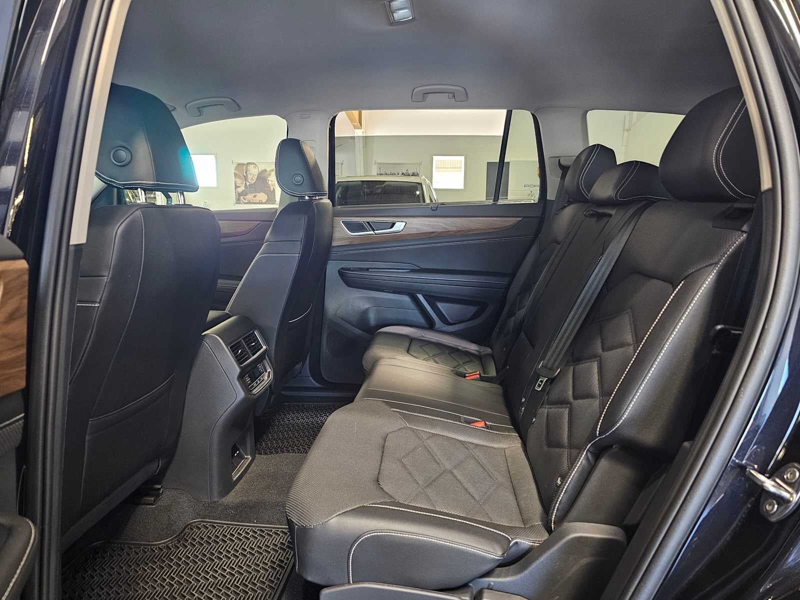 2025 Volkswagen Atlas 2.0T SE w/Technology 4MOTION