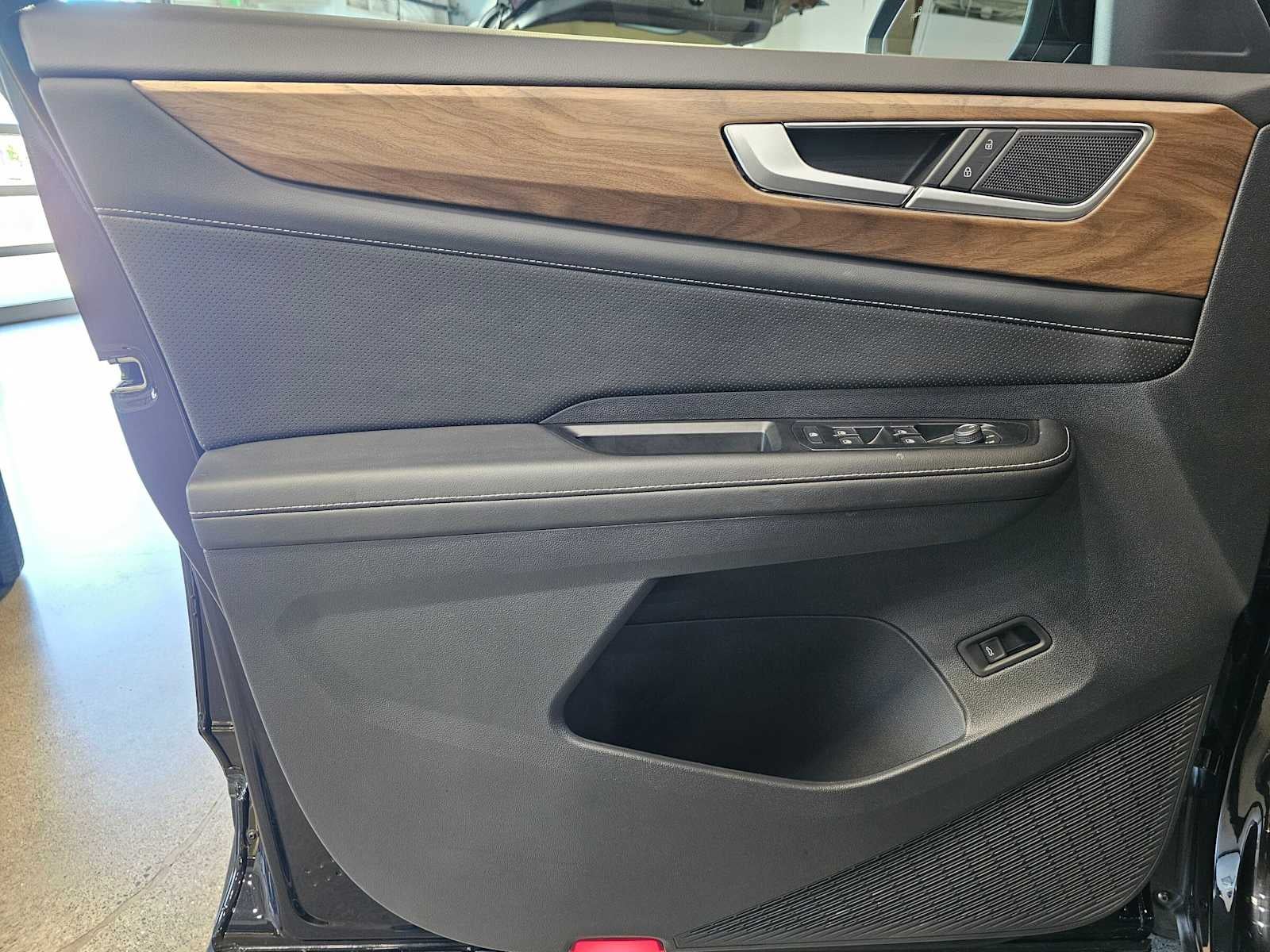 2025 Volkswagen Atlas 2.0T SE w/Technology 4MOTION
