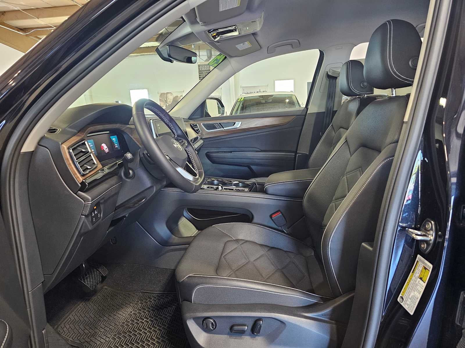 2025 Volkswagen Atlas 2.0T SE w/Technology 4MOTION