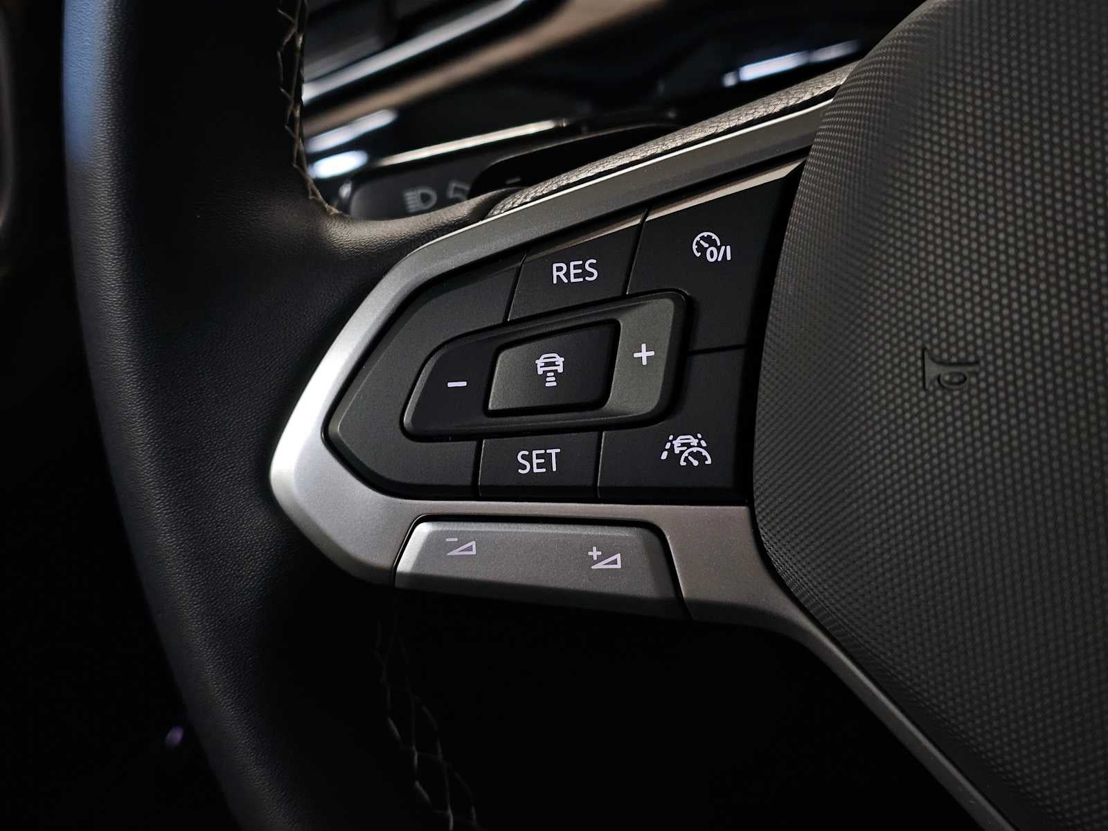 2024 Volkswagen Atlas 2.0T SE w/Technology 4MOTION