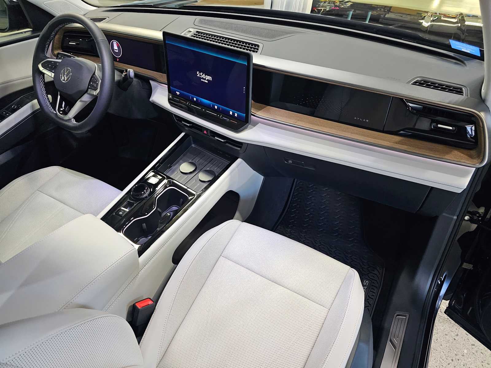2027 Volkswagen Atlas SE w/Technology