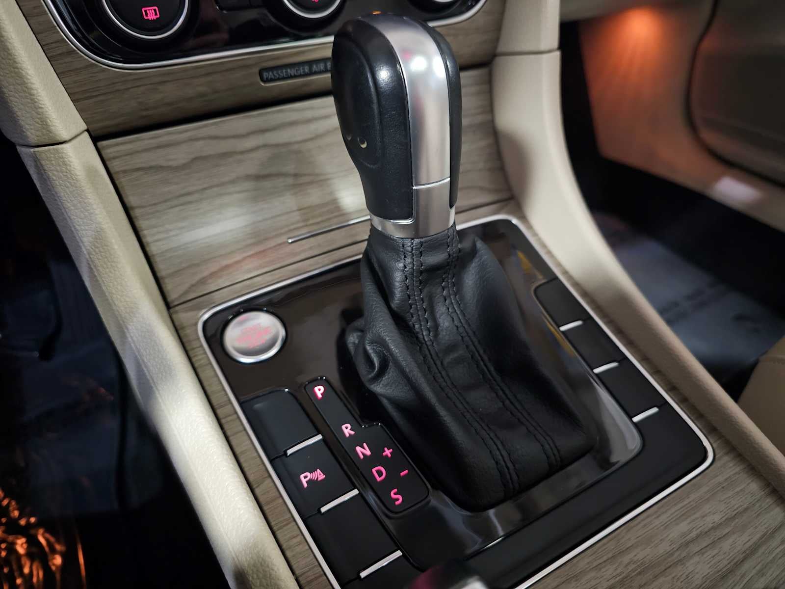 2018 Volkswagen Passat 2.0T SE w/Technology Auto