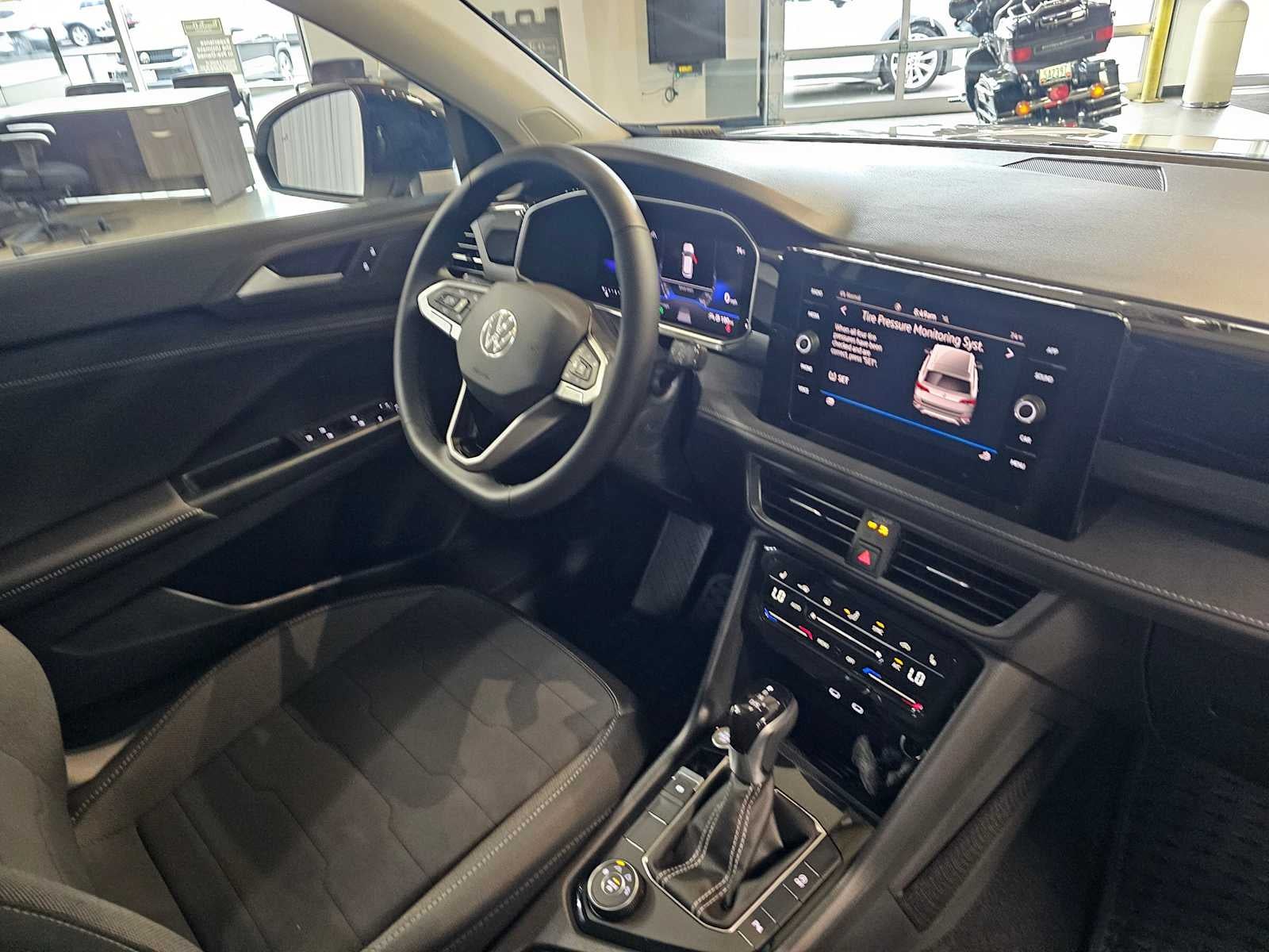 2025 Volkswagen Taos SE Black 4MOTION