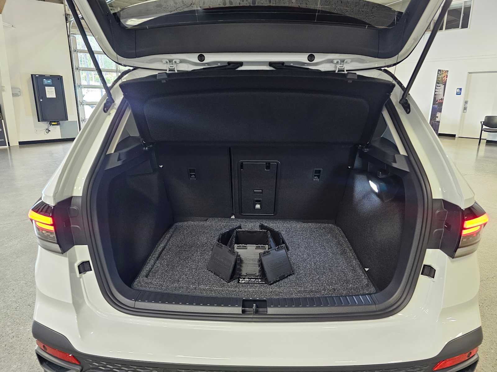 2025 Volkswagen Taos SE Black 4MOTION