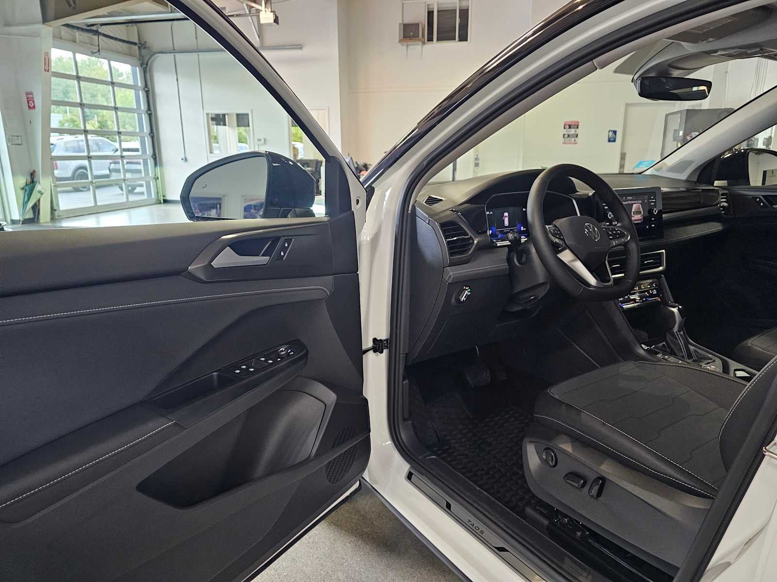 2025 Volkswagen Taos SE Black 4MOTION