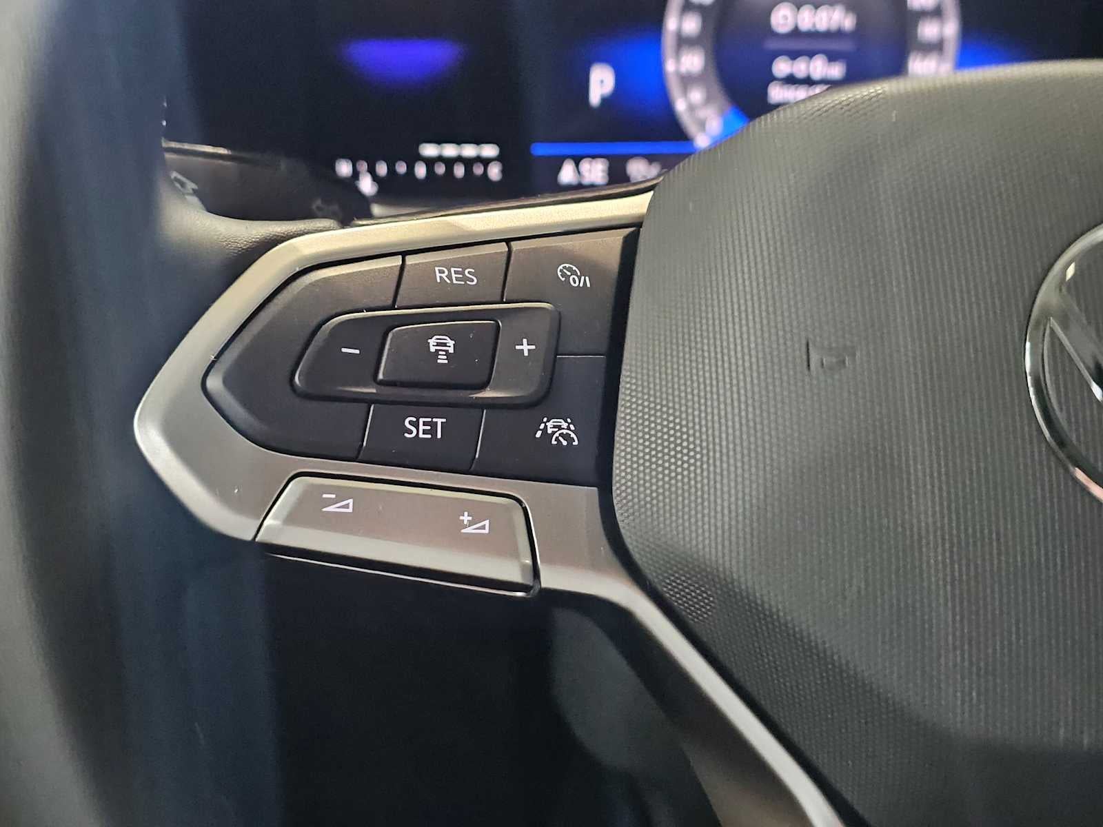 2025 Volkswagen Taos SE Black 4MOTION