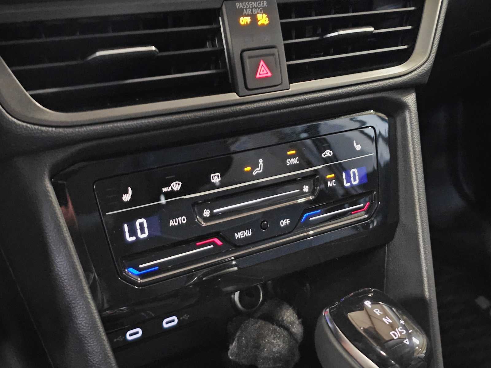 2025 Volkswagen Taos SE Black 4MOTION