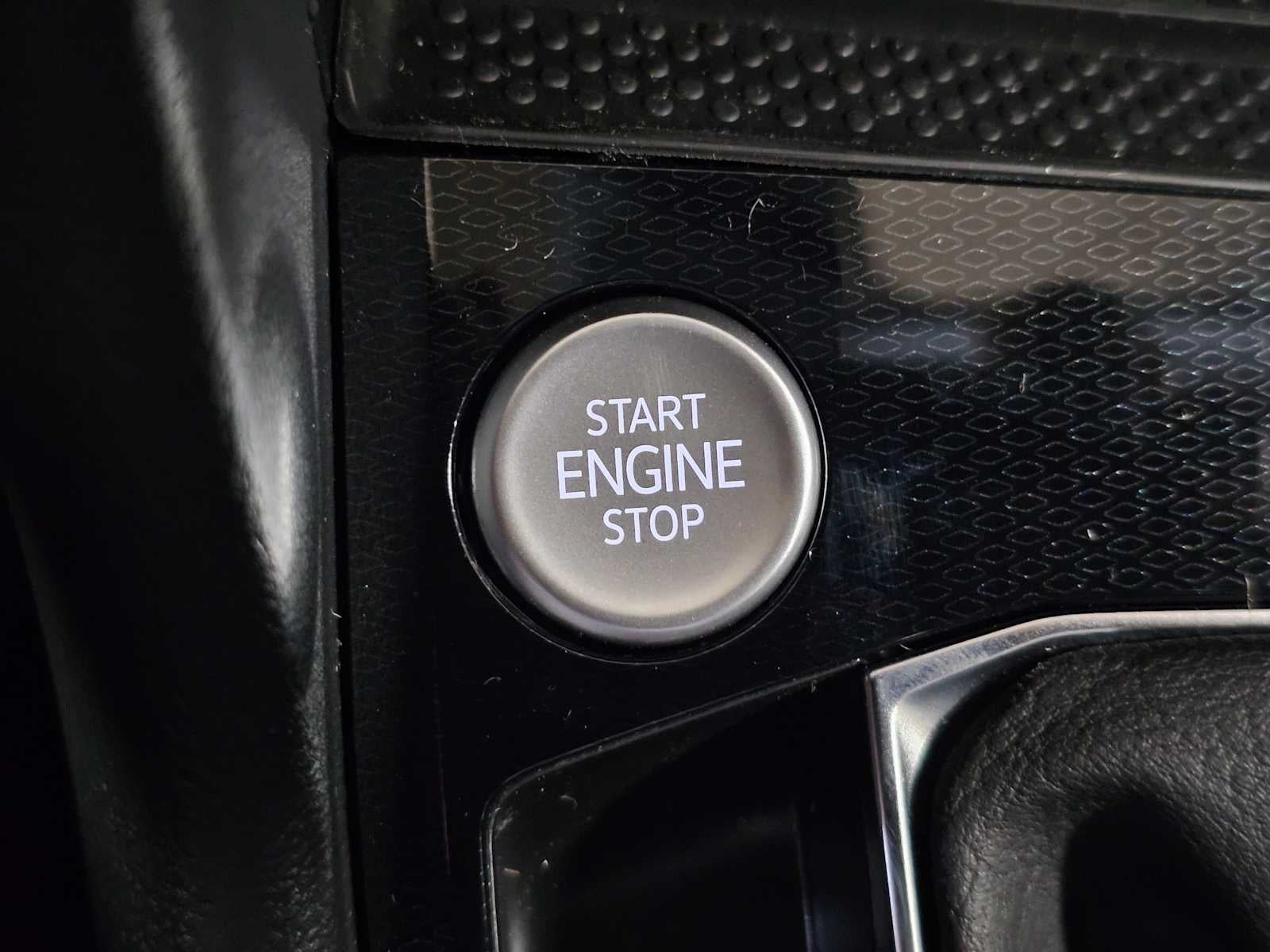 2025 Volkswagen Taos SE Black 4MOTION