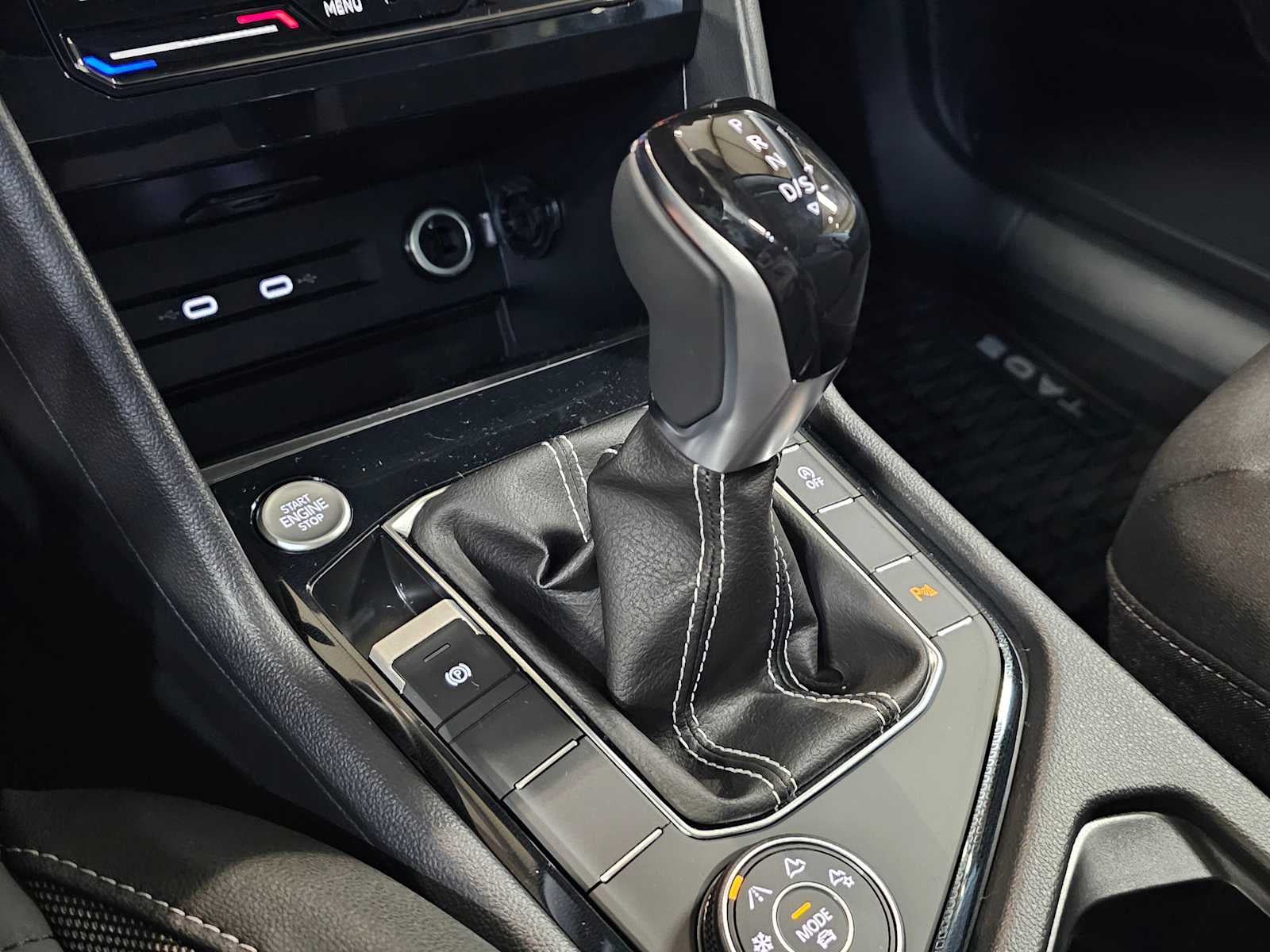 2025 Volkswagen Taos SE Black 4MOTION