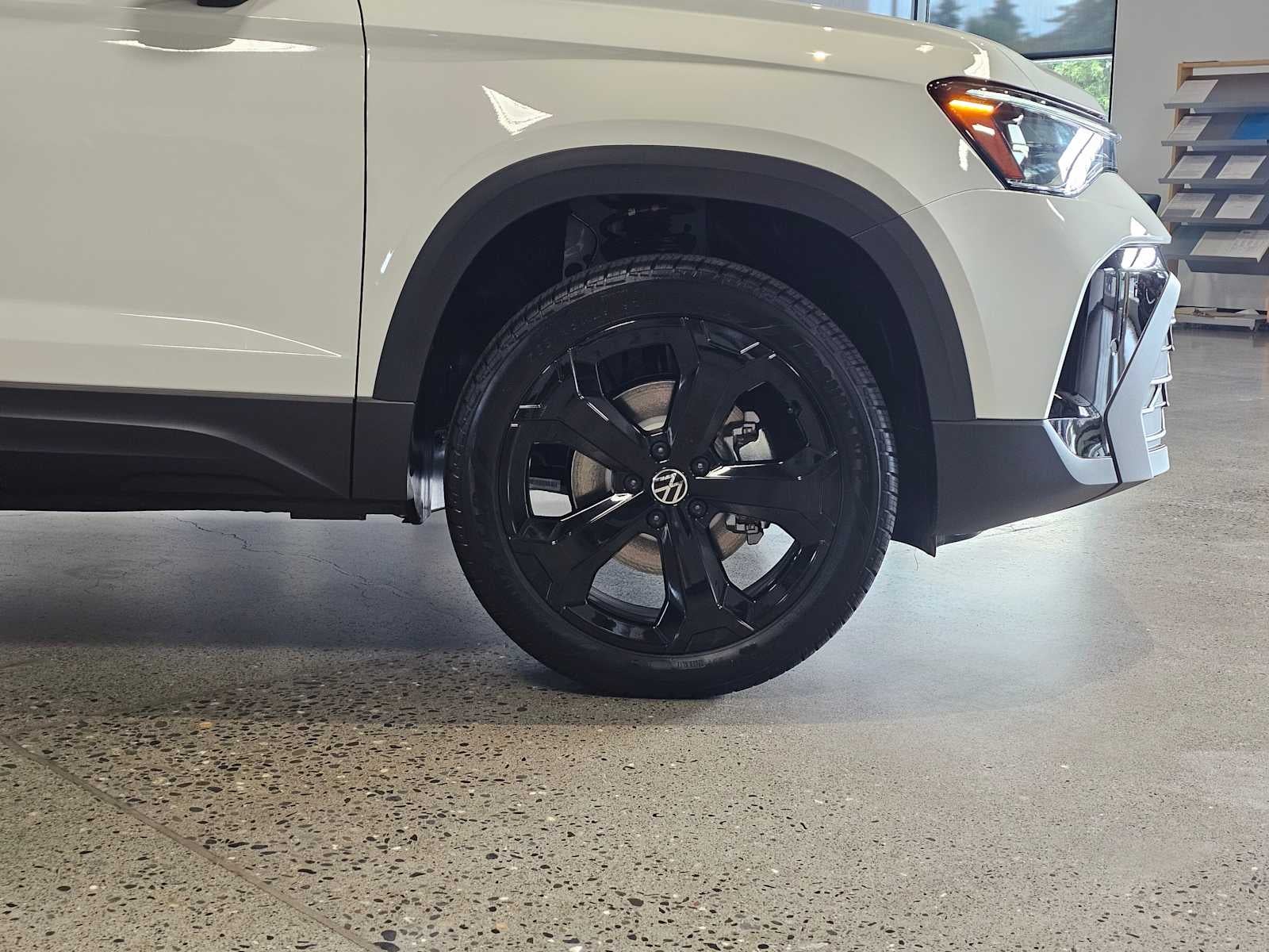 2025 Volkswagen Taos SE Black 4MOTION