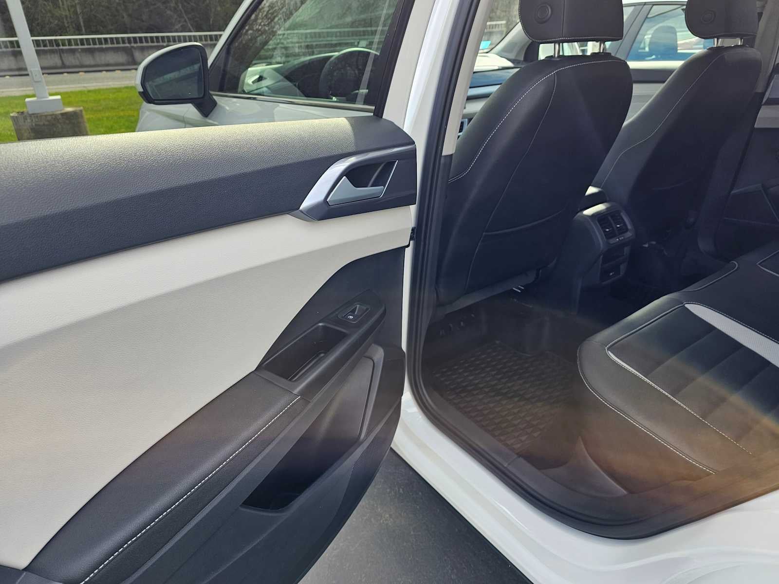 2025 Volkswagen Taos SEL 4MOTION