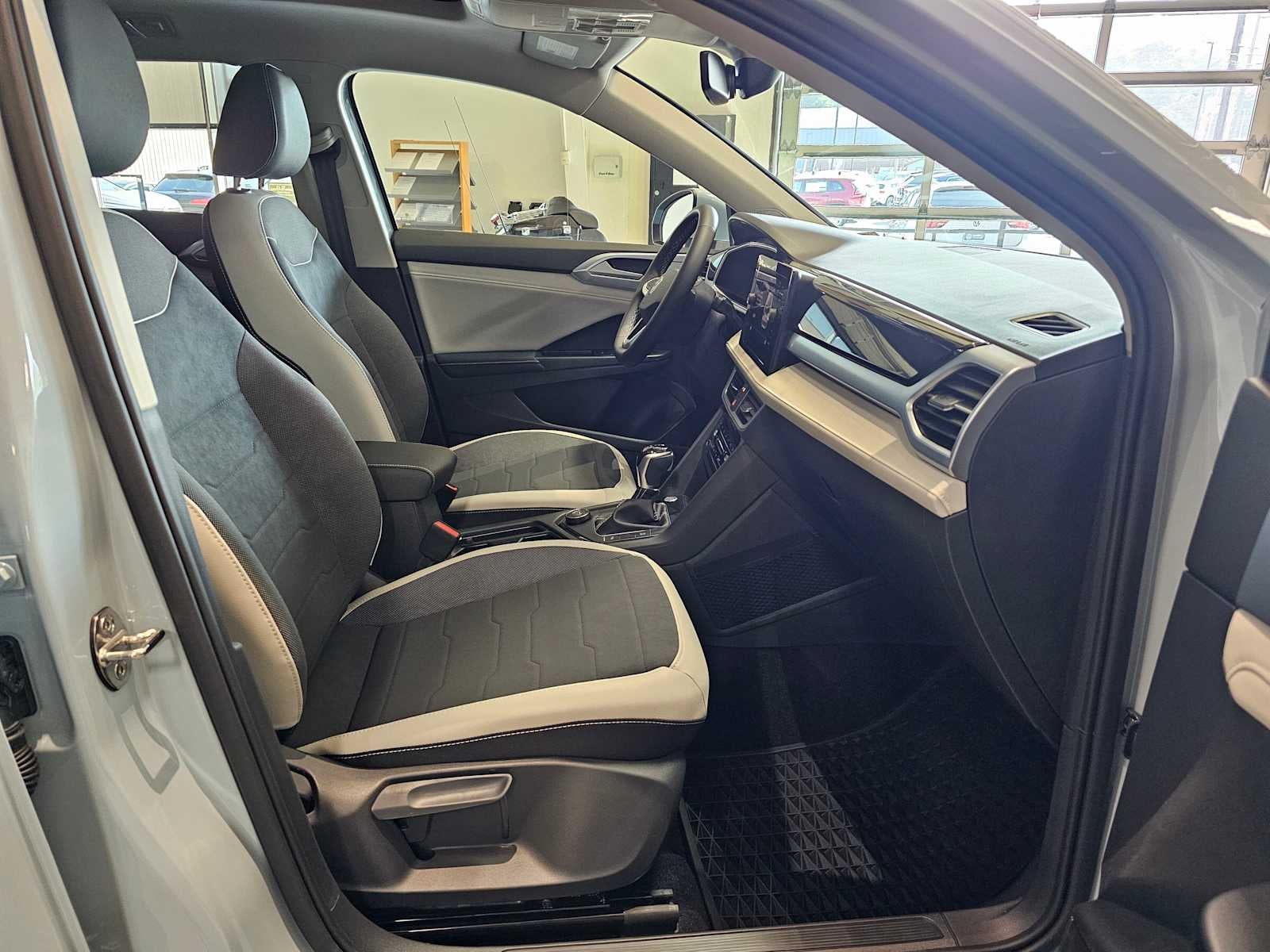 2025 Volkswagen Taos SE 4MOTION