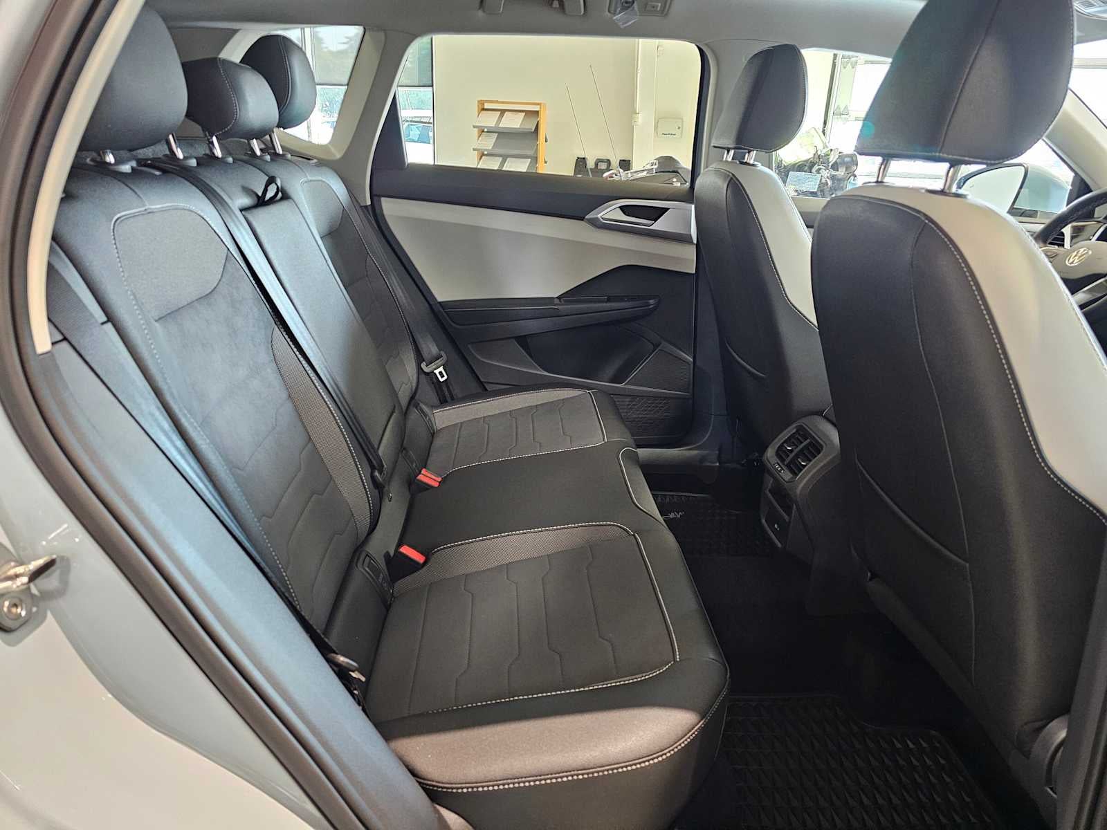 2025 Volkswagen Taos SE 4MOTION