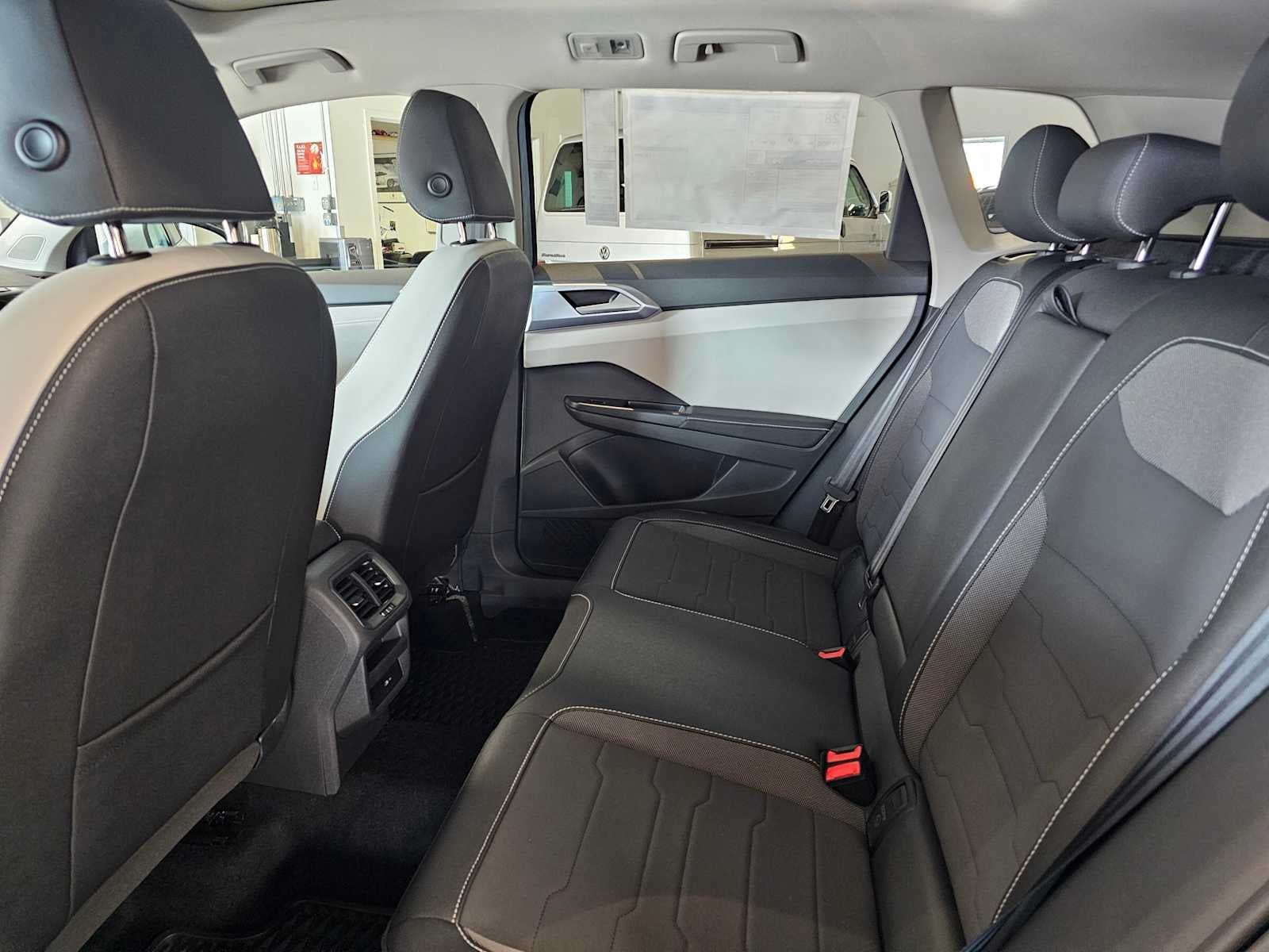 2025 Volkswagen Taos SE 4MOTION