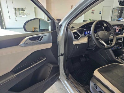 2025 Volkswagen Taos SE 4MOTION