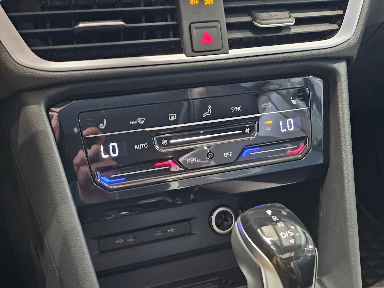 2025 Volkswagen Taos SE 4MOTION