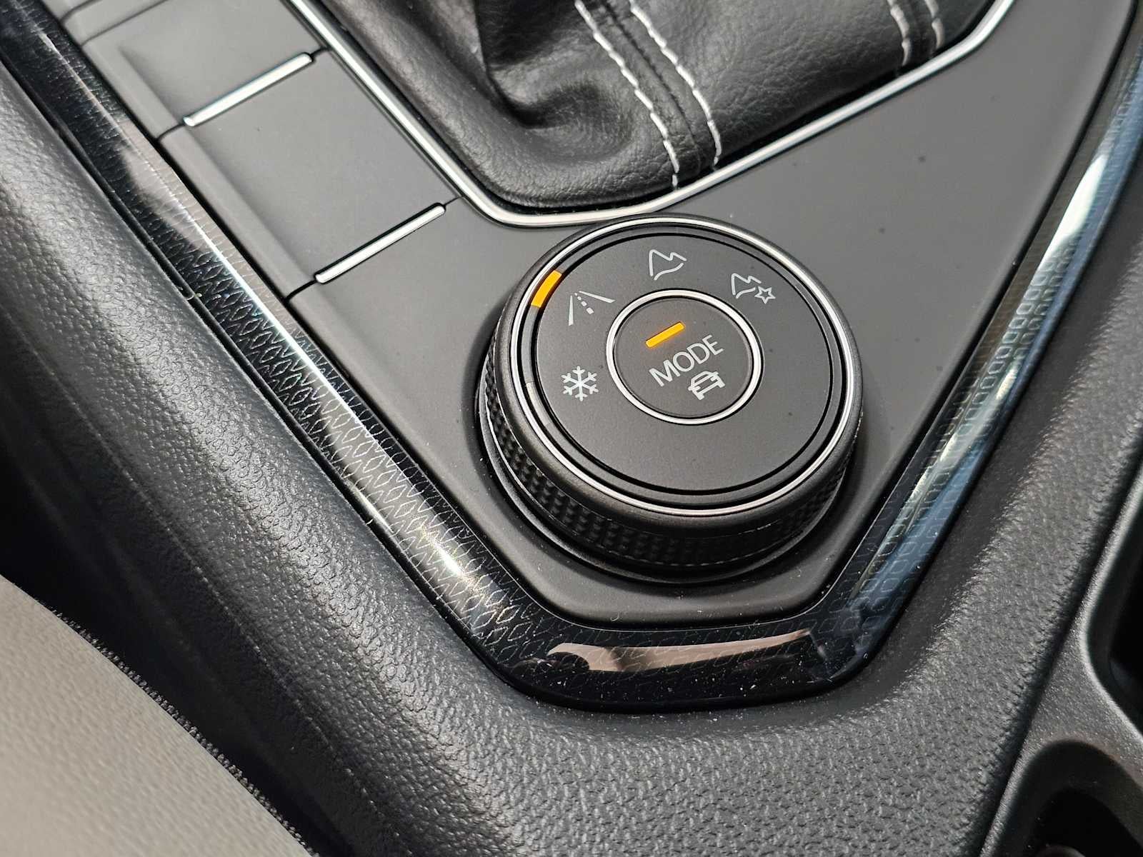 2025 Volkswagen Taos SE 4MOTION