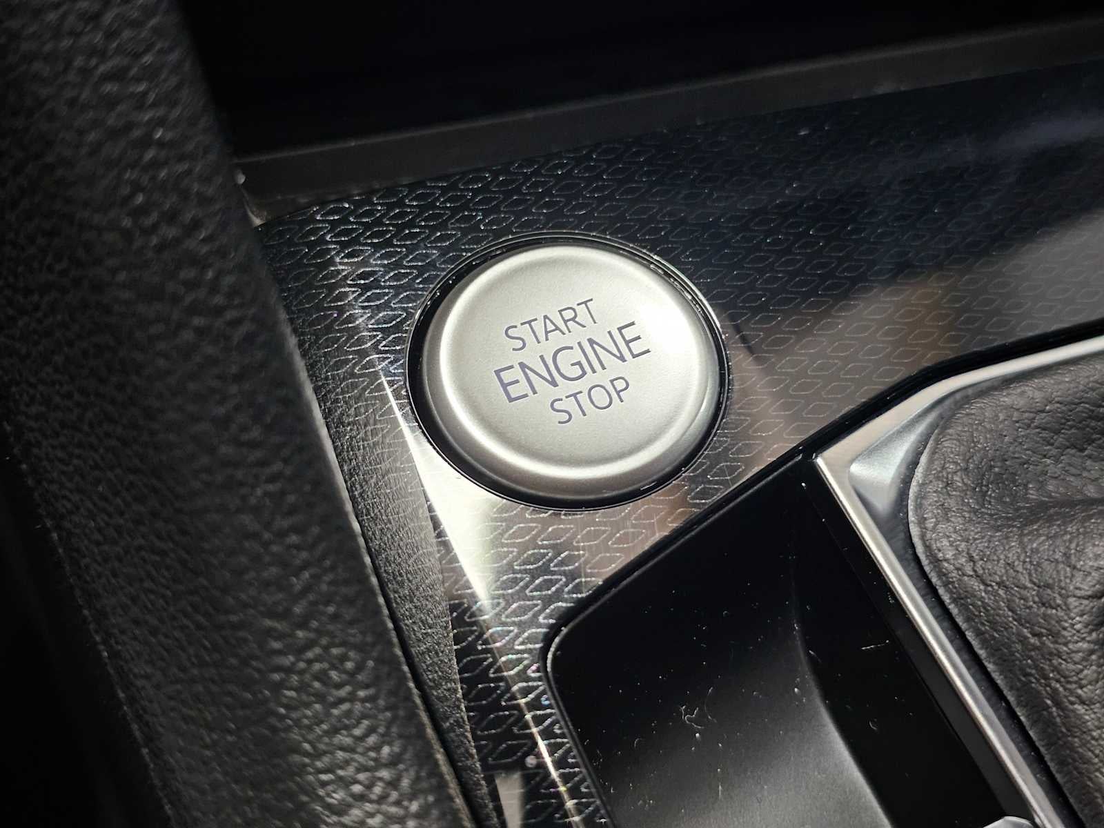 2025 Volkswagen Taos SE 4MOTION