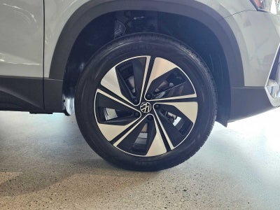 2025 Volkswagen Taos SE 4MOTION
