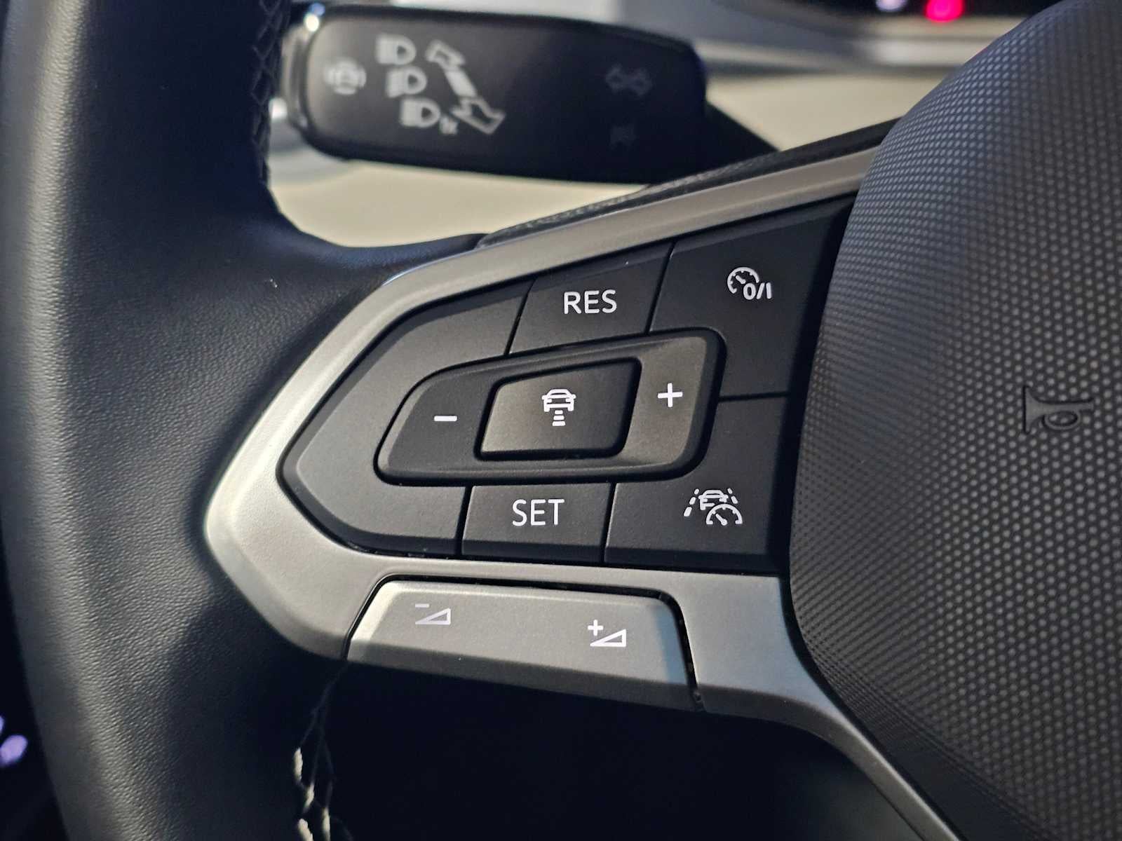 2025 Volkswagen Taos SE 4MOTION