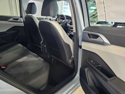 2025 Volkswagen Taos SE 4MOTION