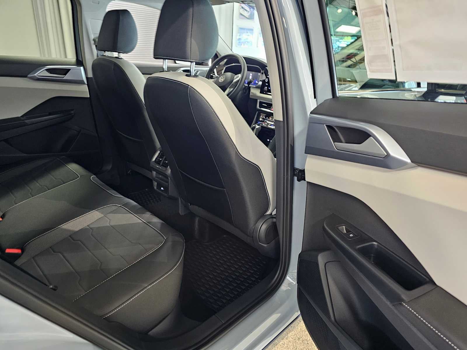 2025 Volkswagen Taos SE 4MOTION