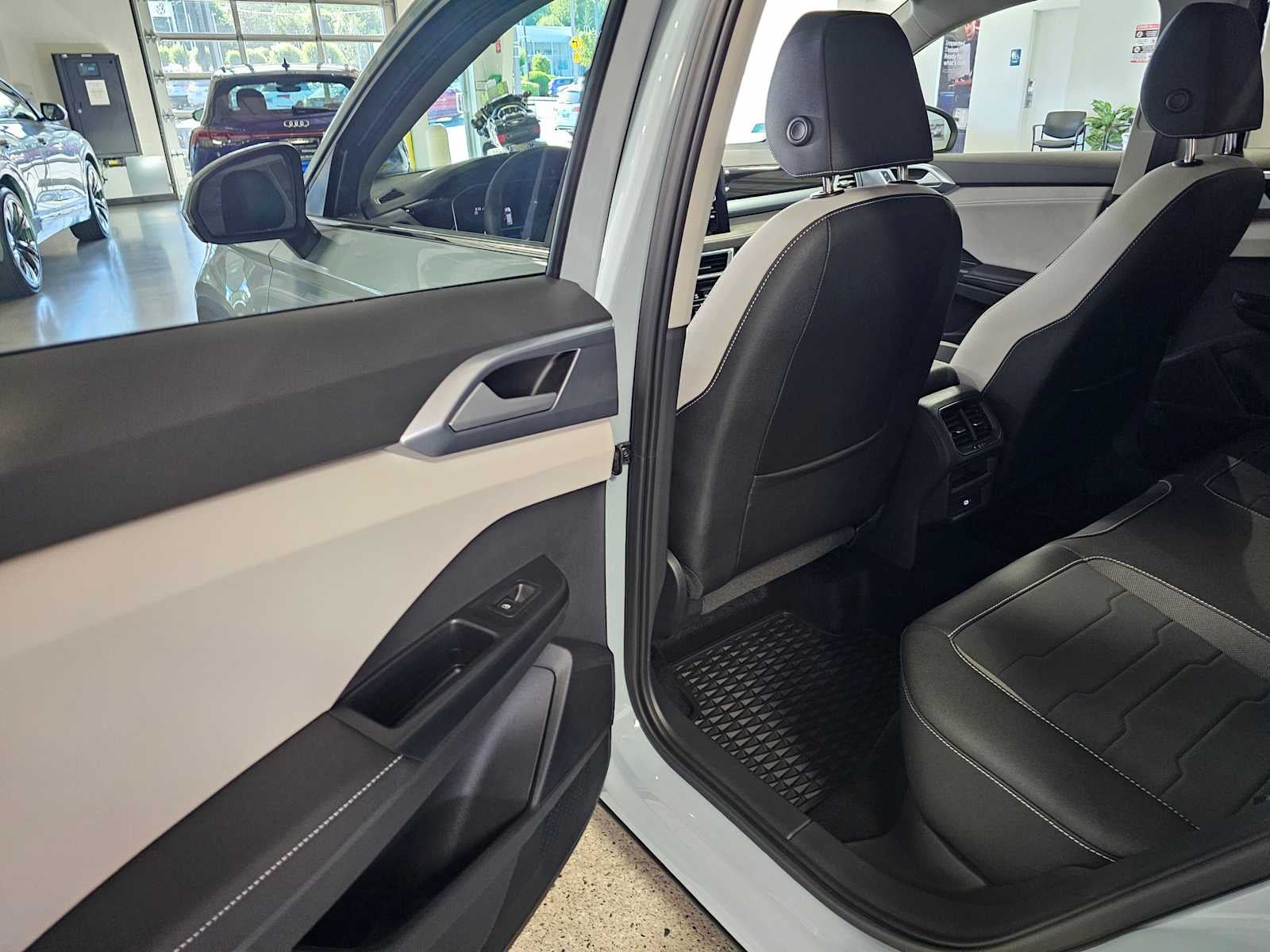 2025 Volkswagen Taos SE 4MOTION