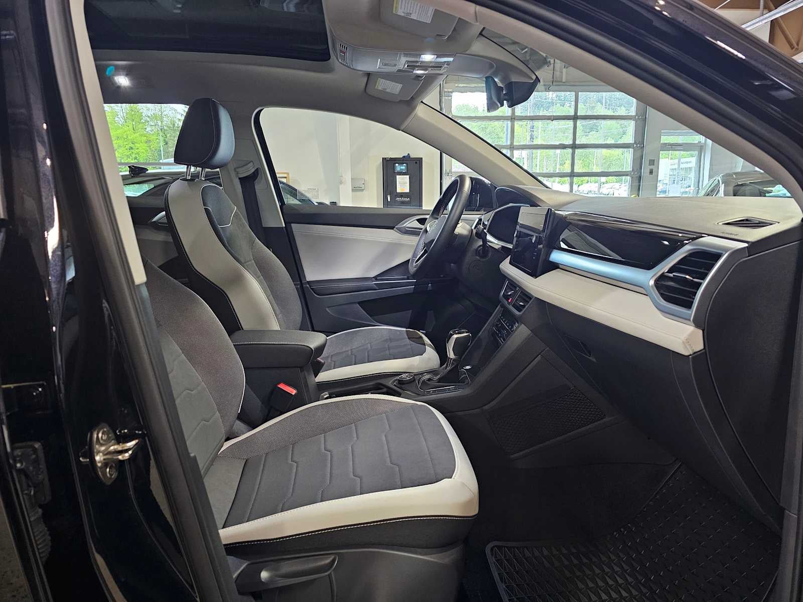 2025 Volkswagen Taos SE 4MOTION