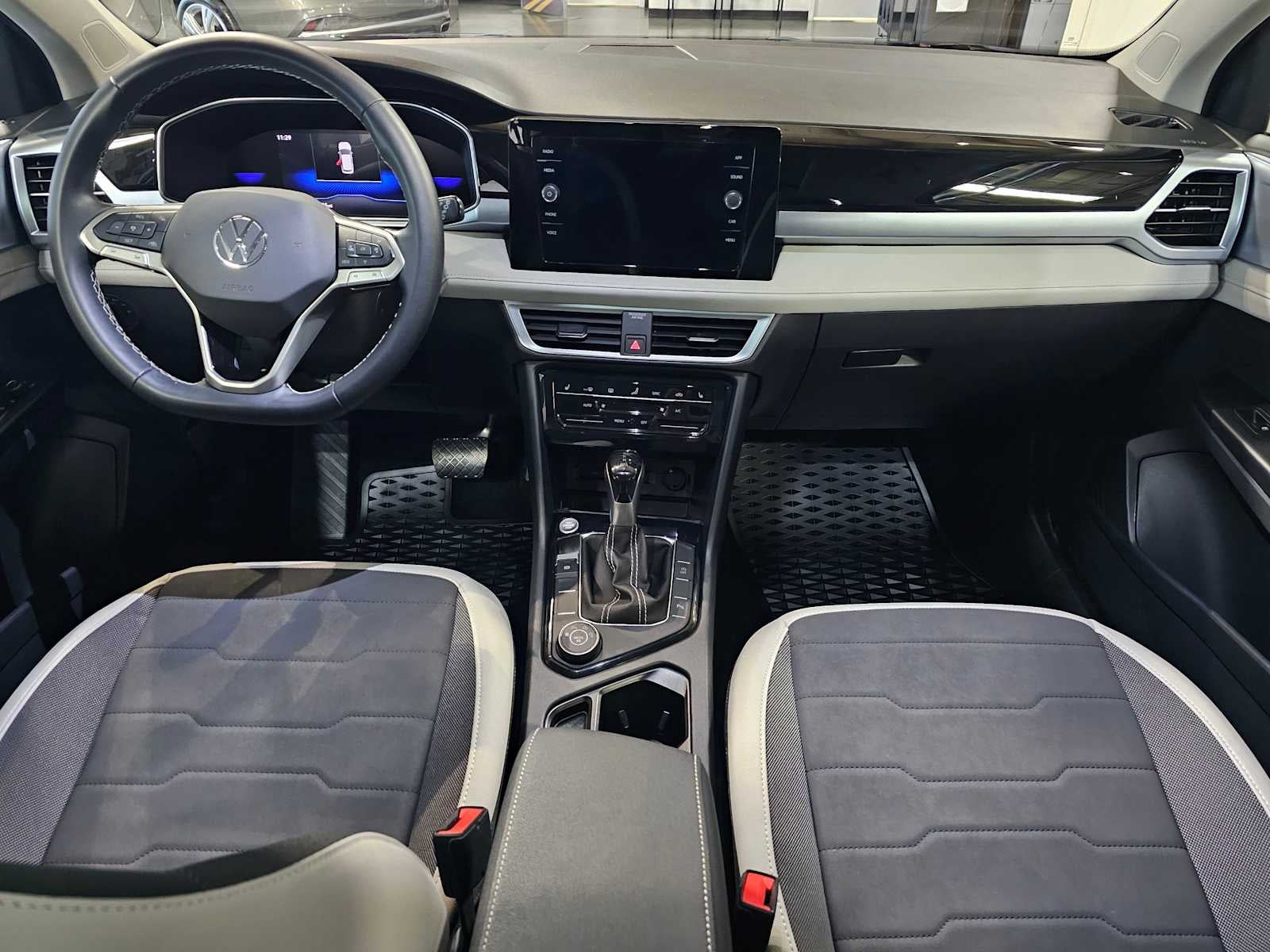 2025 Volkswagen Taos SE 4MOTION