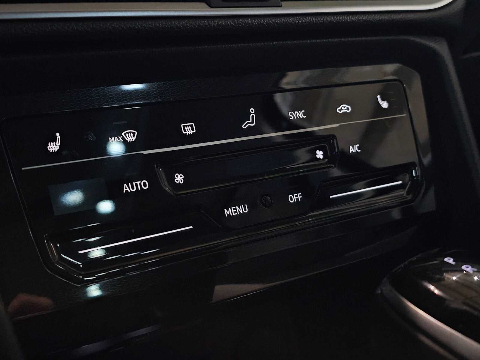 2025 Volkswagen Taos SE 4MOTION