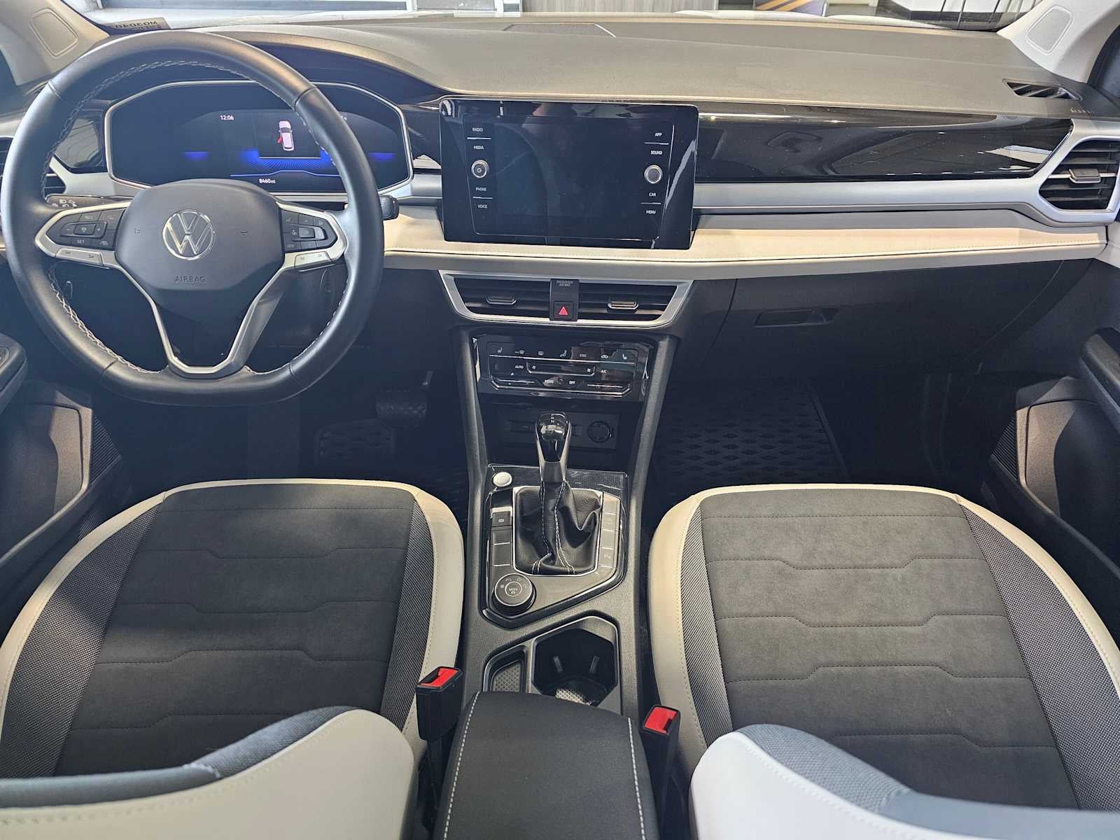 2025 Volkswagen Taos SE 4MOTION