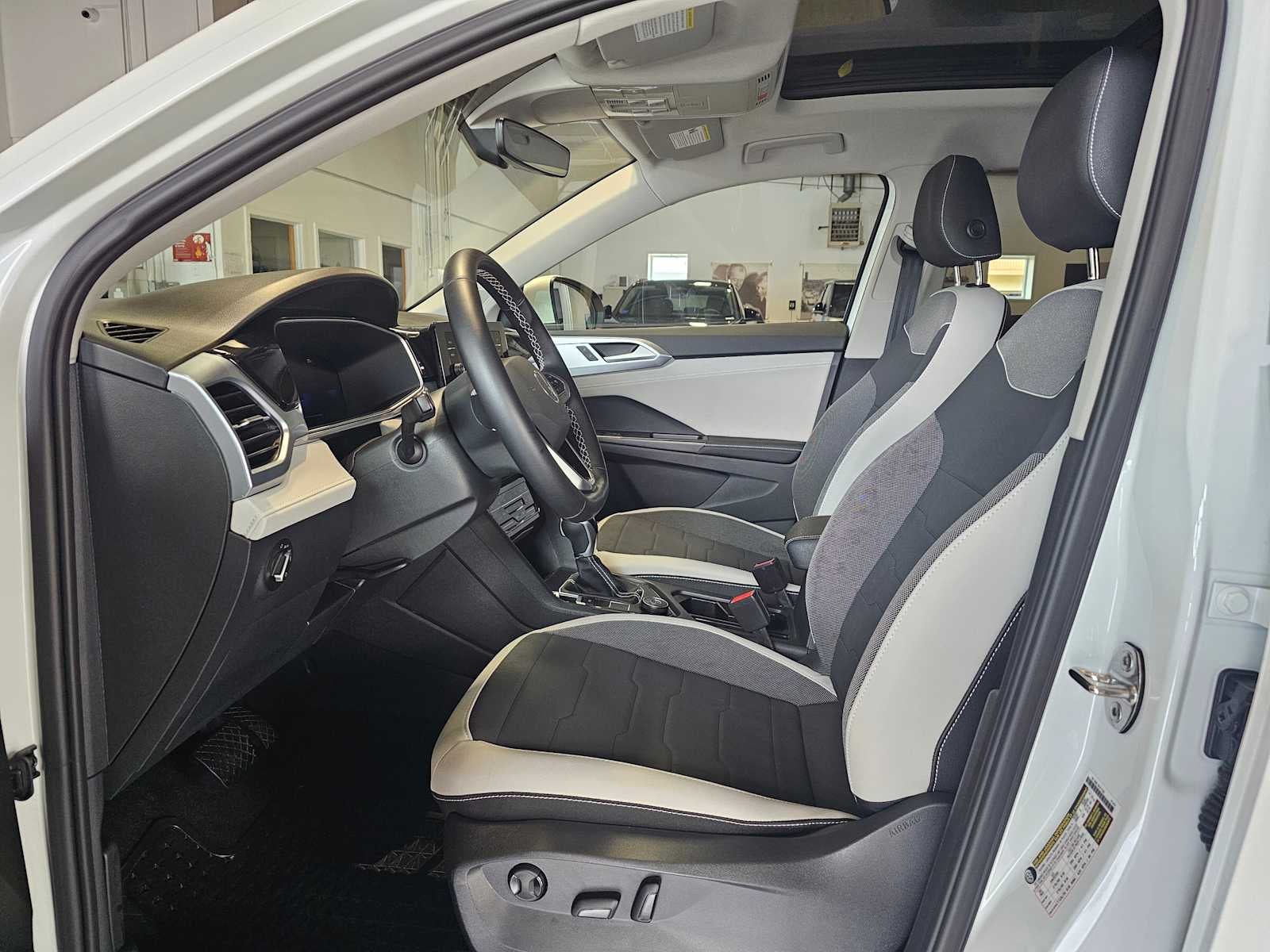 2025 Volkswagen Taos SE 4MOTION