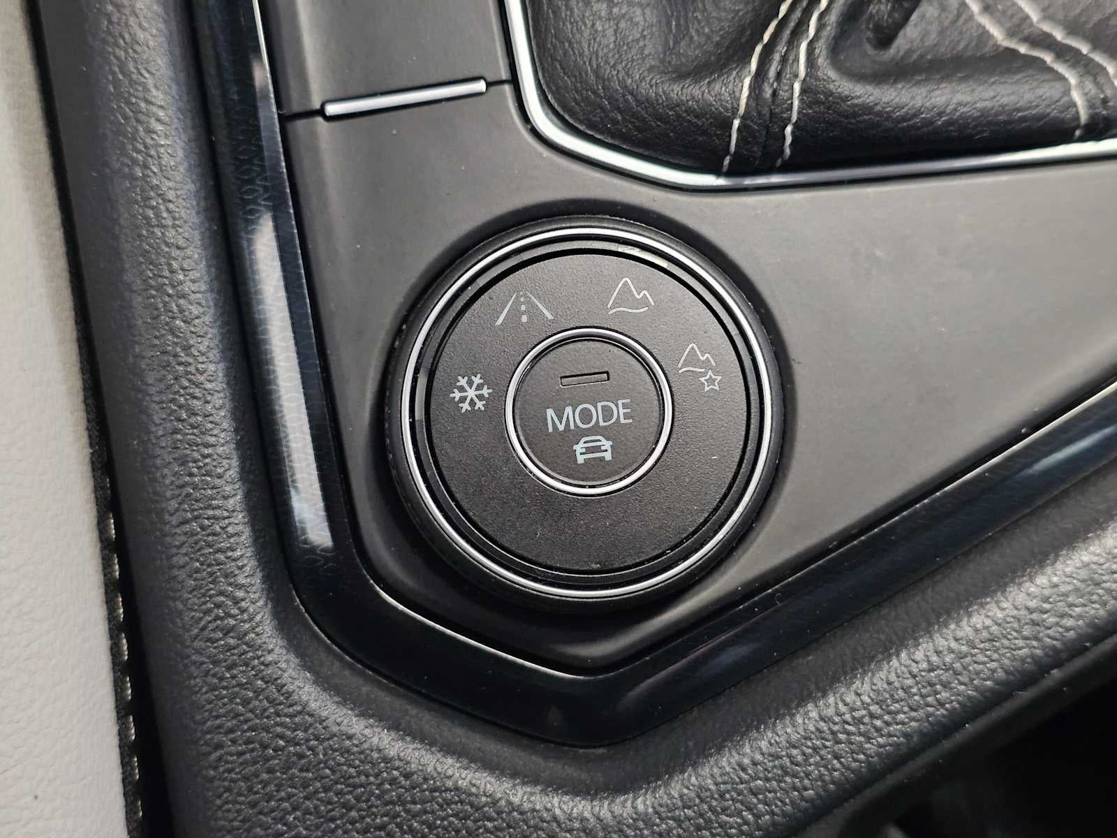 2025 Volkswagen Taos SE 4MOTION
