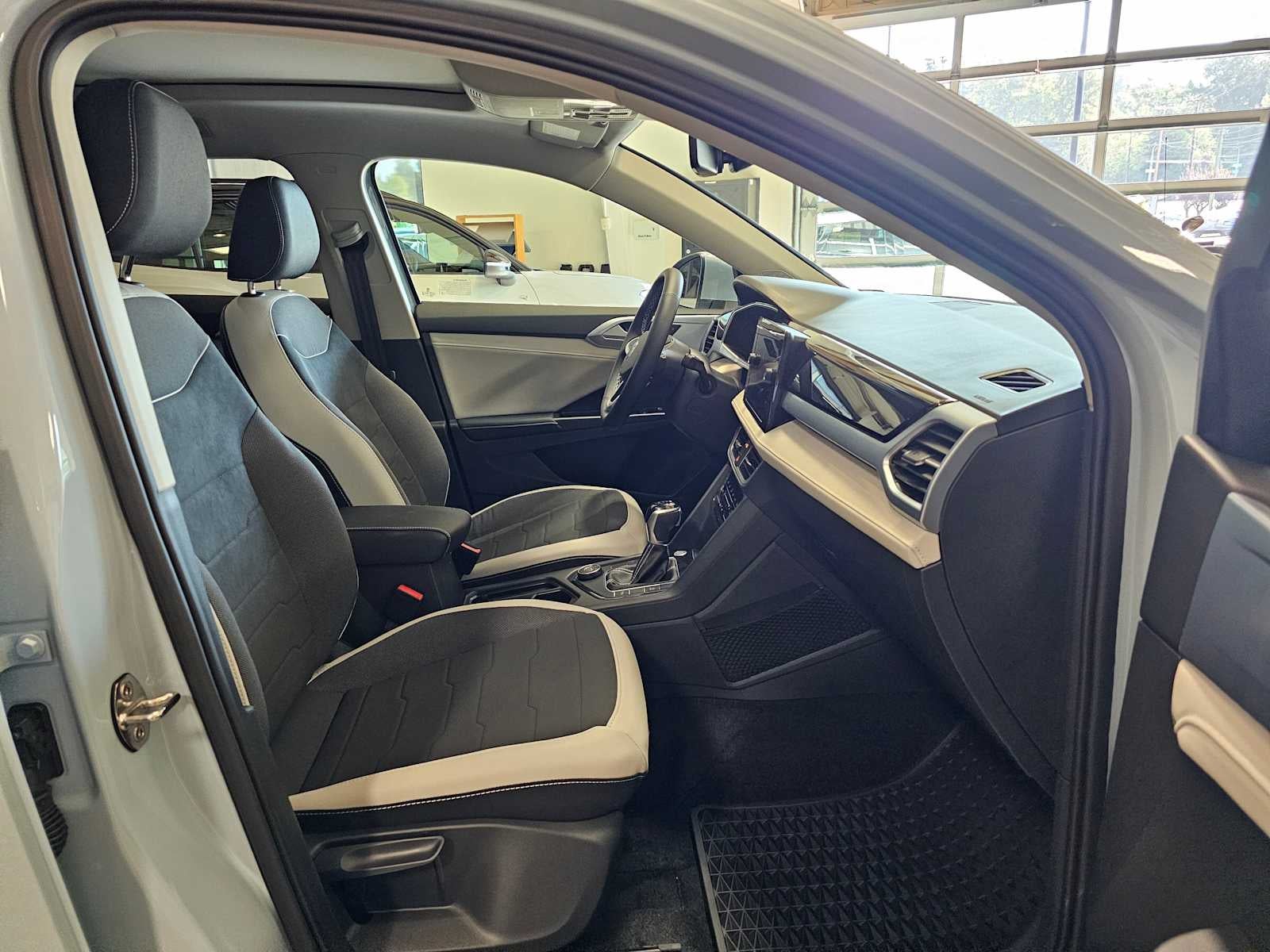 2025 Volkswagen Taos SE 4MOTION