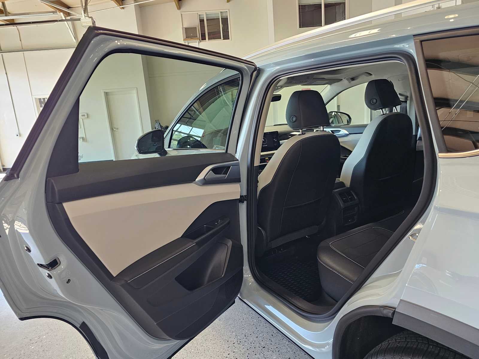 2025 Volkswagen Taos SE 4MOTION