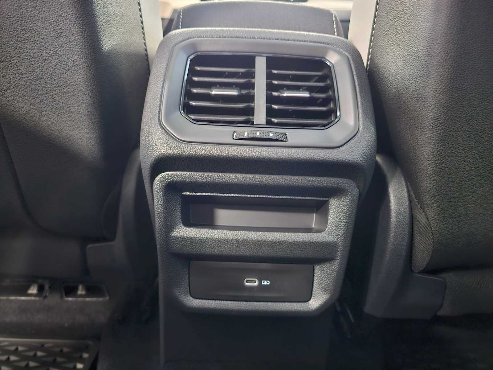 2025 Volkswagen Taos SE 4MOTION