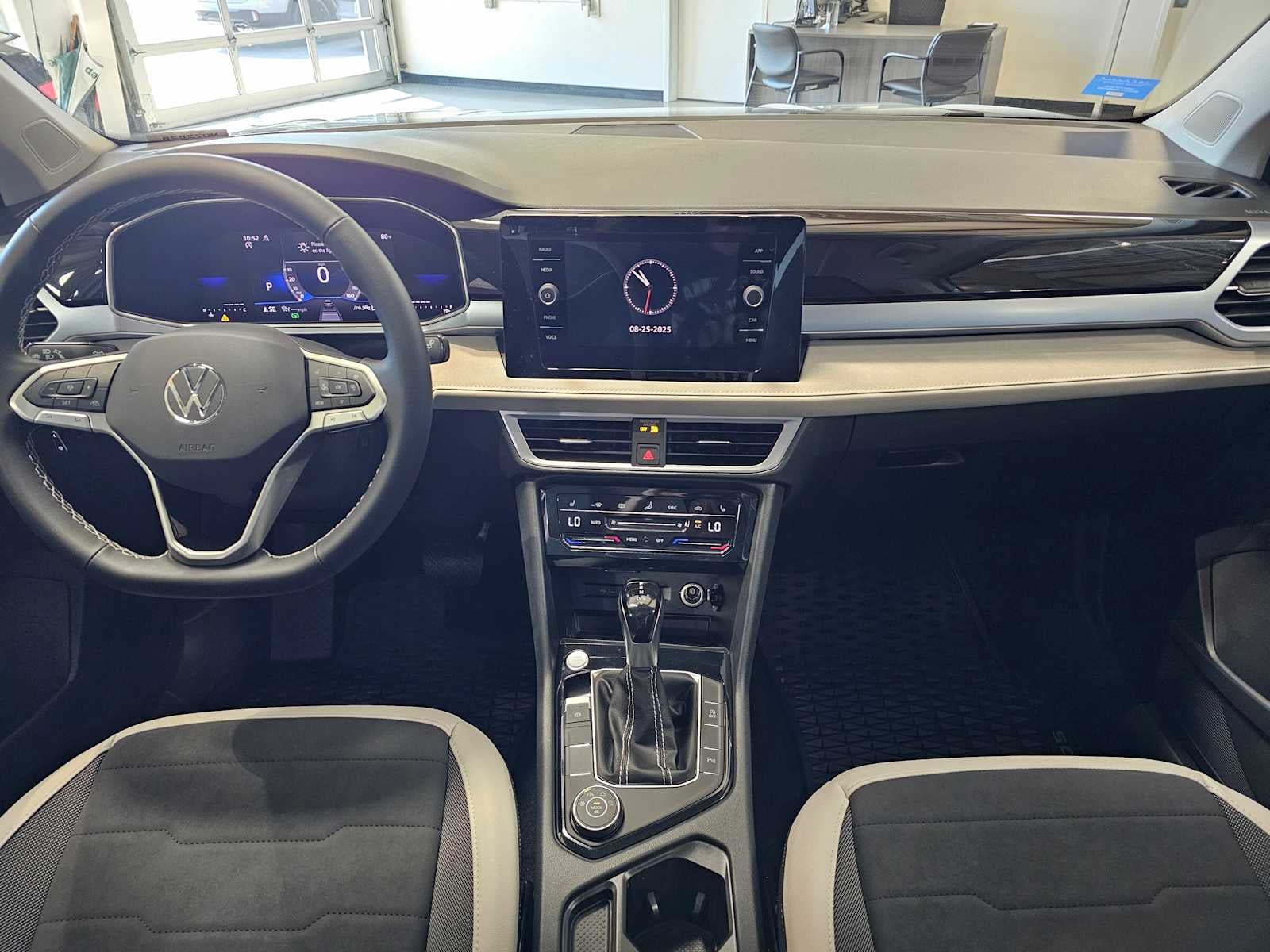 2025 Volkswagen Taos SE 4MOTION