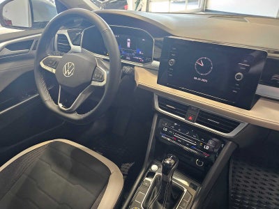 2025 Volkswagen Taos SE 4MOTION