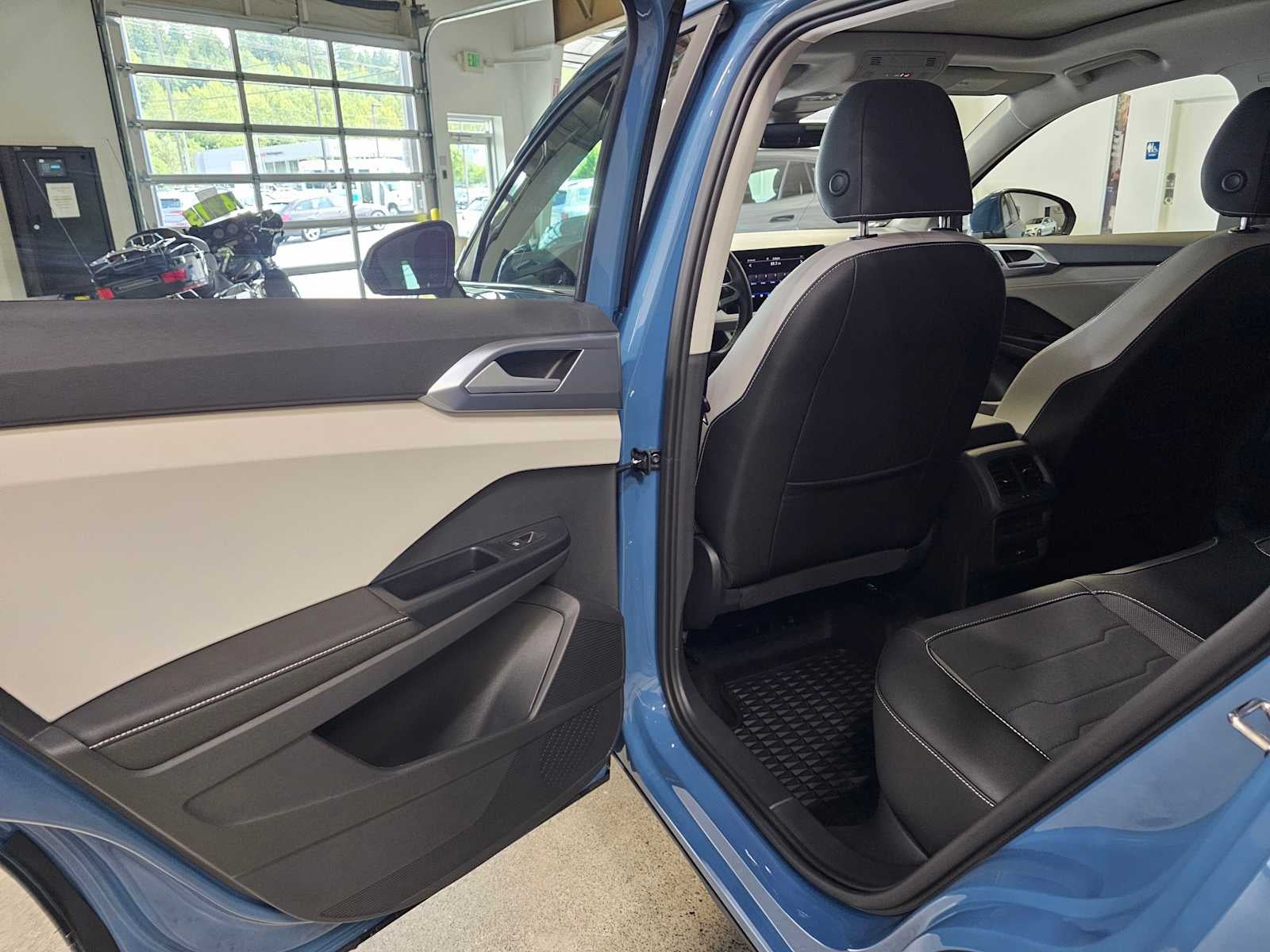 2025 Volkswagen Taos SE 4MOTION