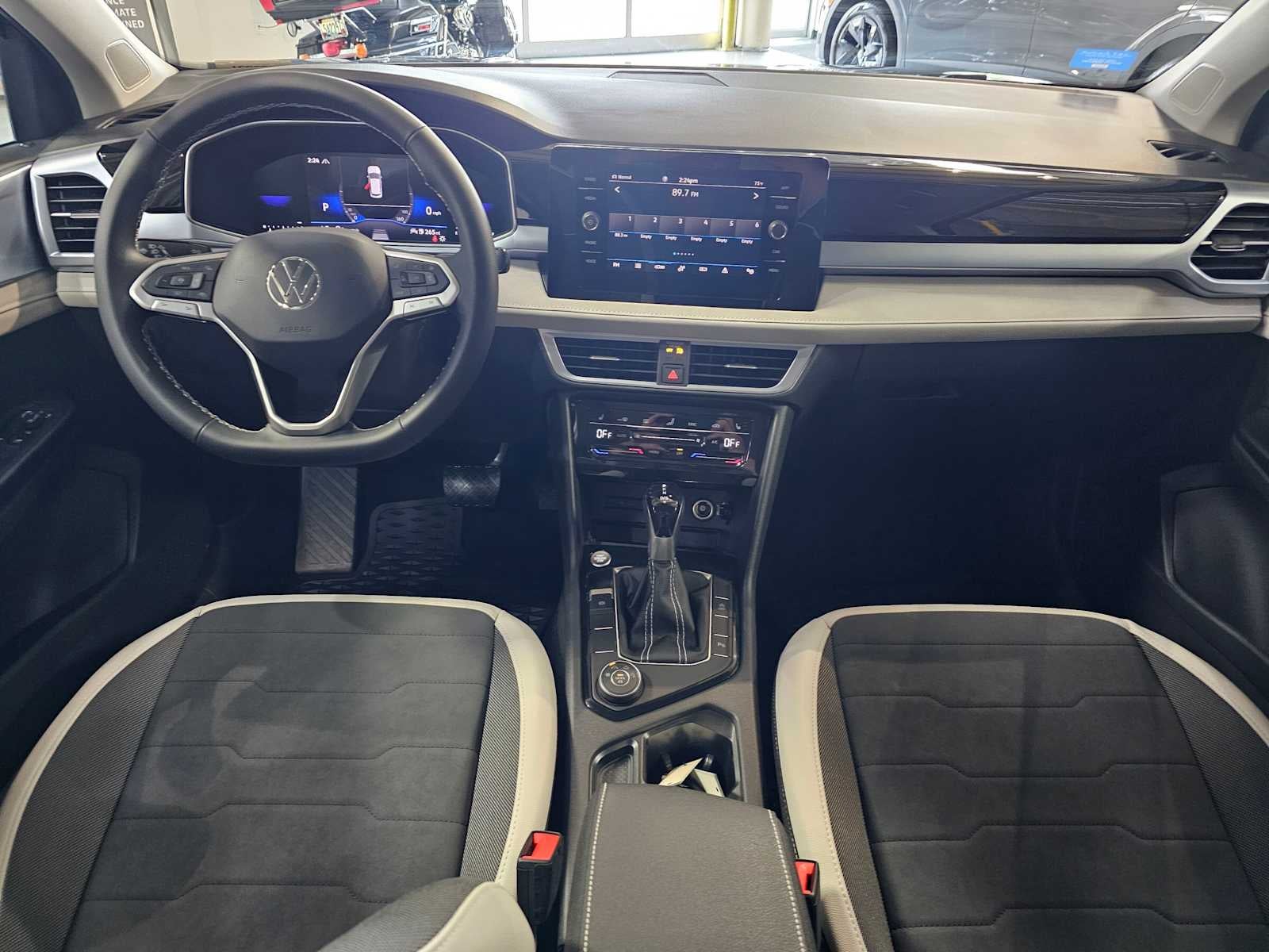 2025 Volkswagen Taos SE 4MOTION