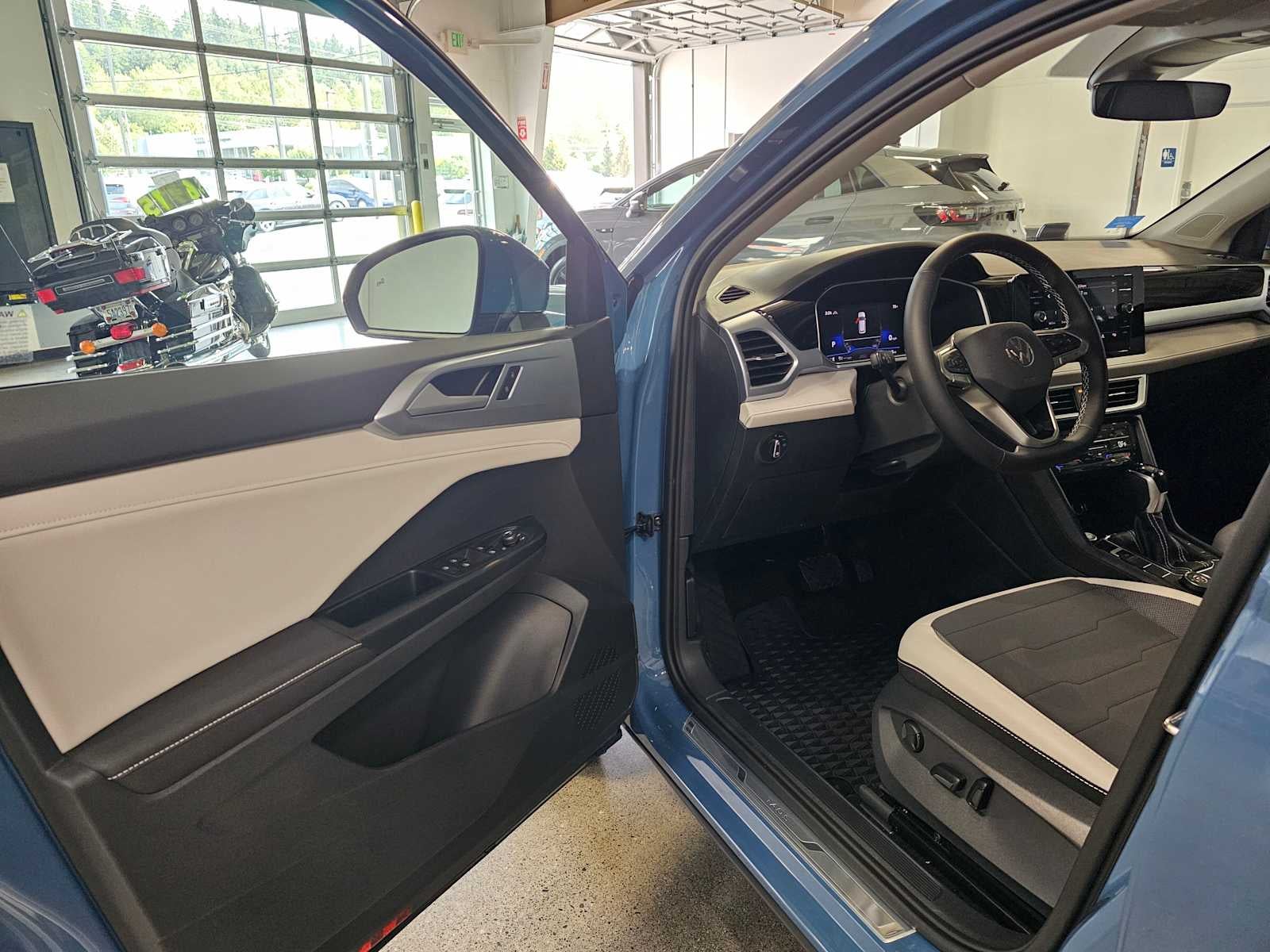 2025 Volkswagen Taos SE 4MOTION