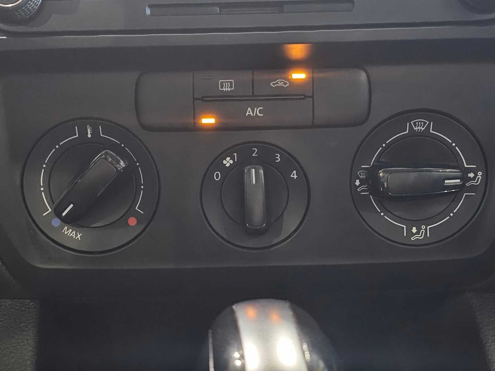 2015 Volkswagen Jetta 4dr Auto 2.0L S w/Technology