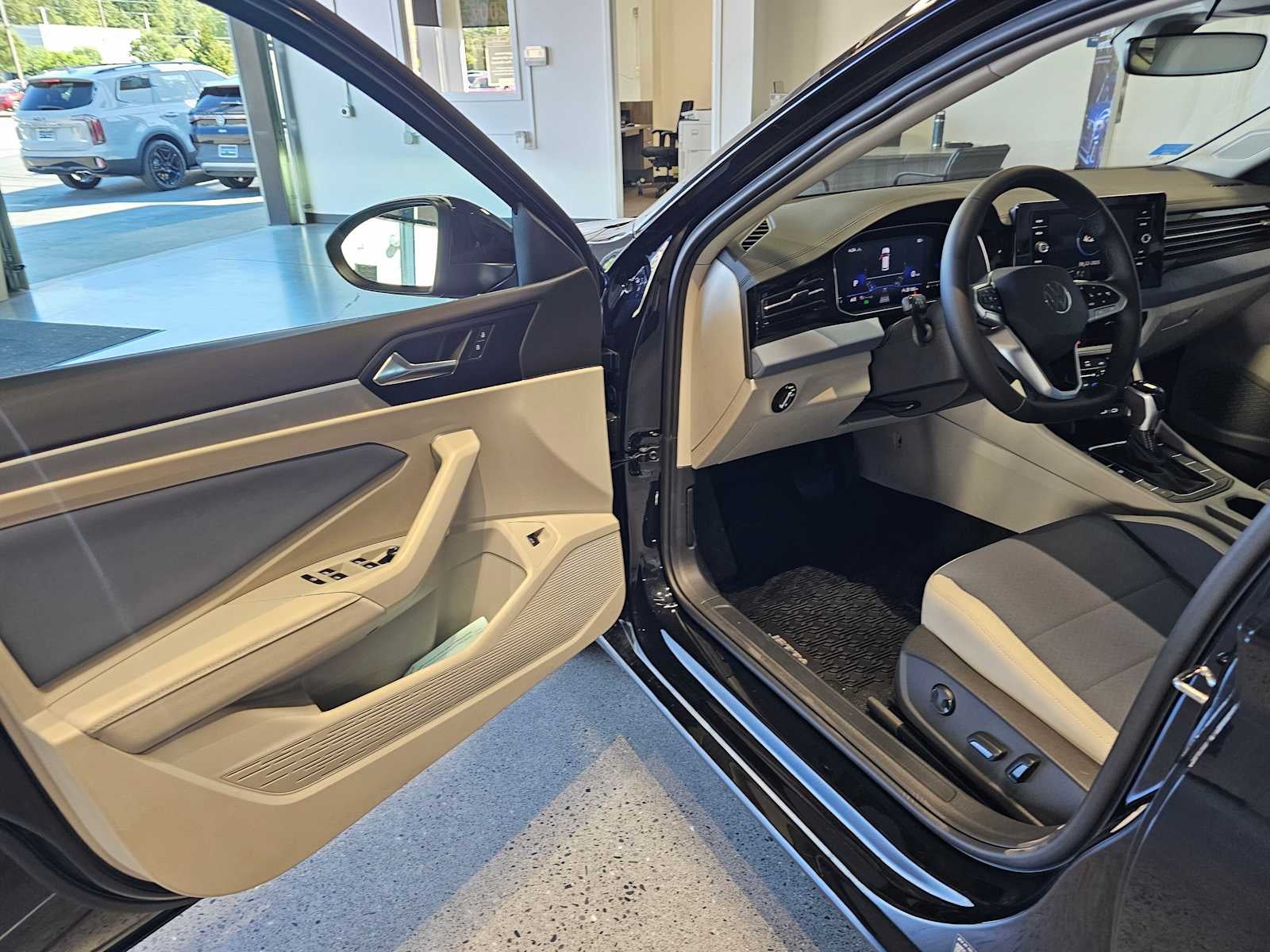 2025 Volkswagen Jetta SE Auto