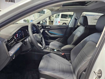 2025 Volkswagen Jetta SEL Auto