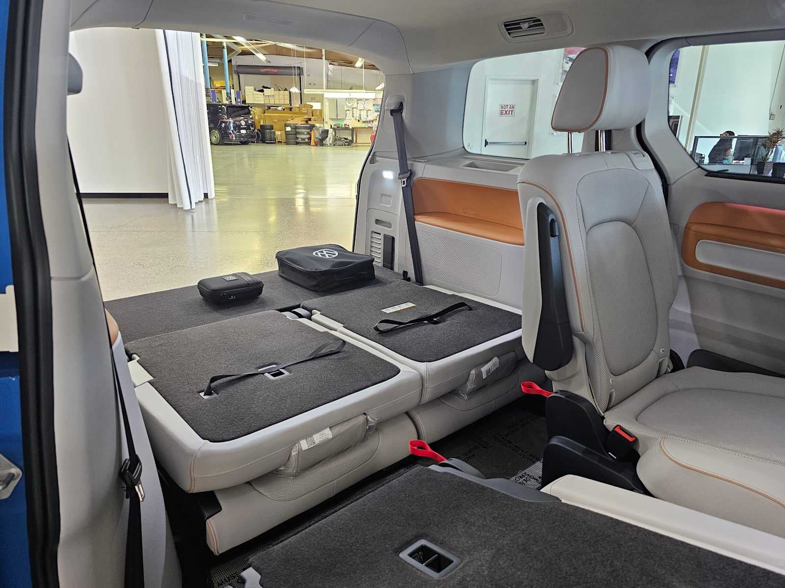 2025 Volkswagen ID. Buzz 1st Edition 4MOTION w/Two-Tone