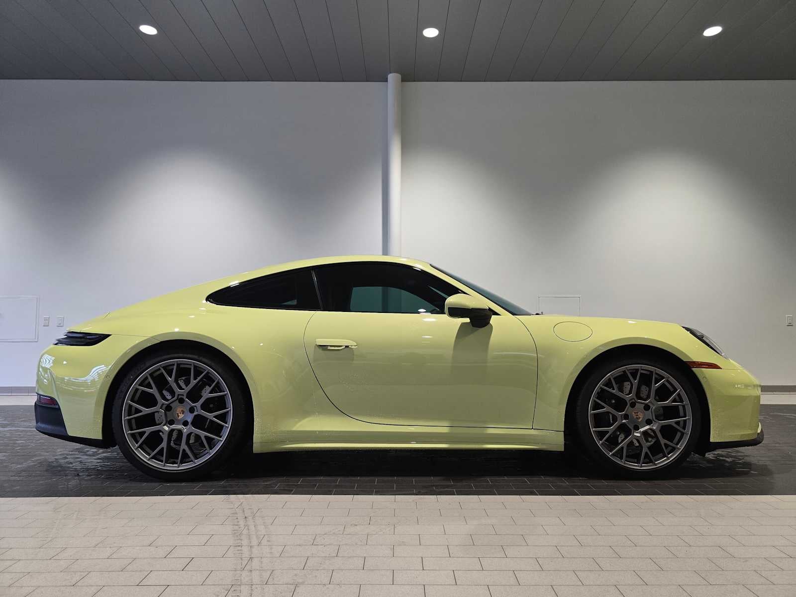 2025 Porsche 911 Carrera