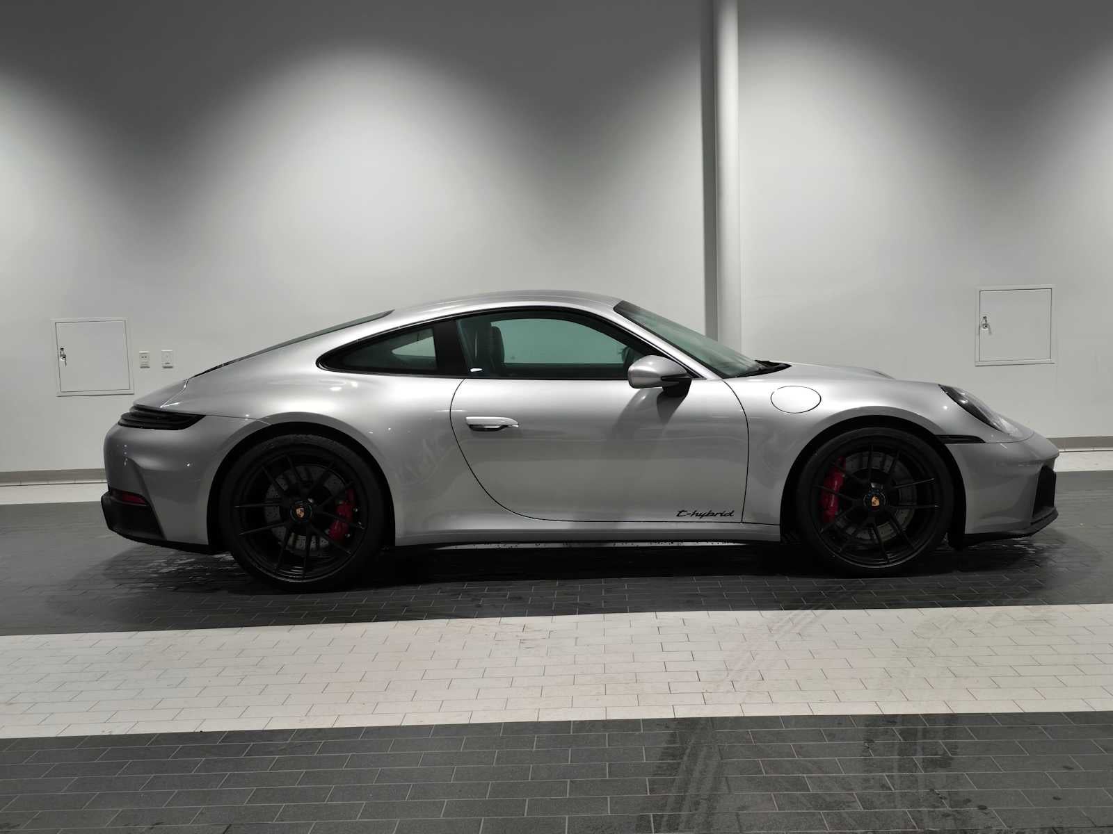 2025 Porsche 911 Carrera 4 GTS