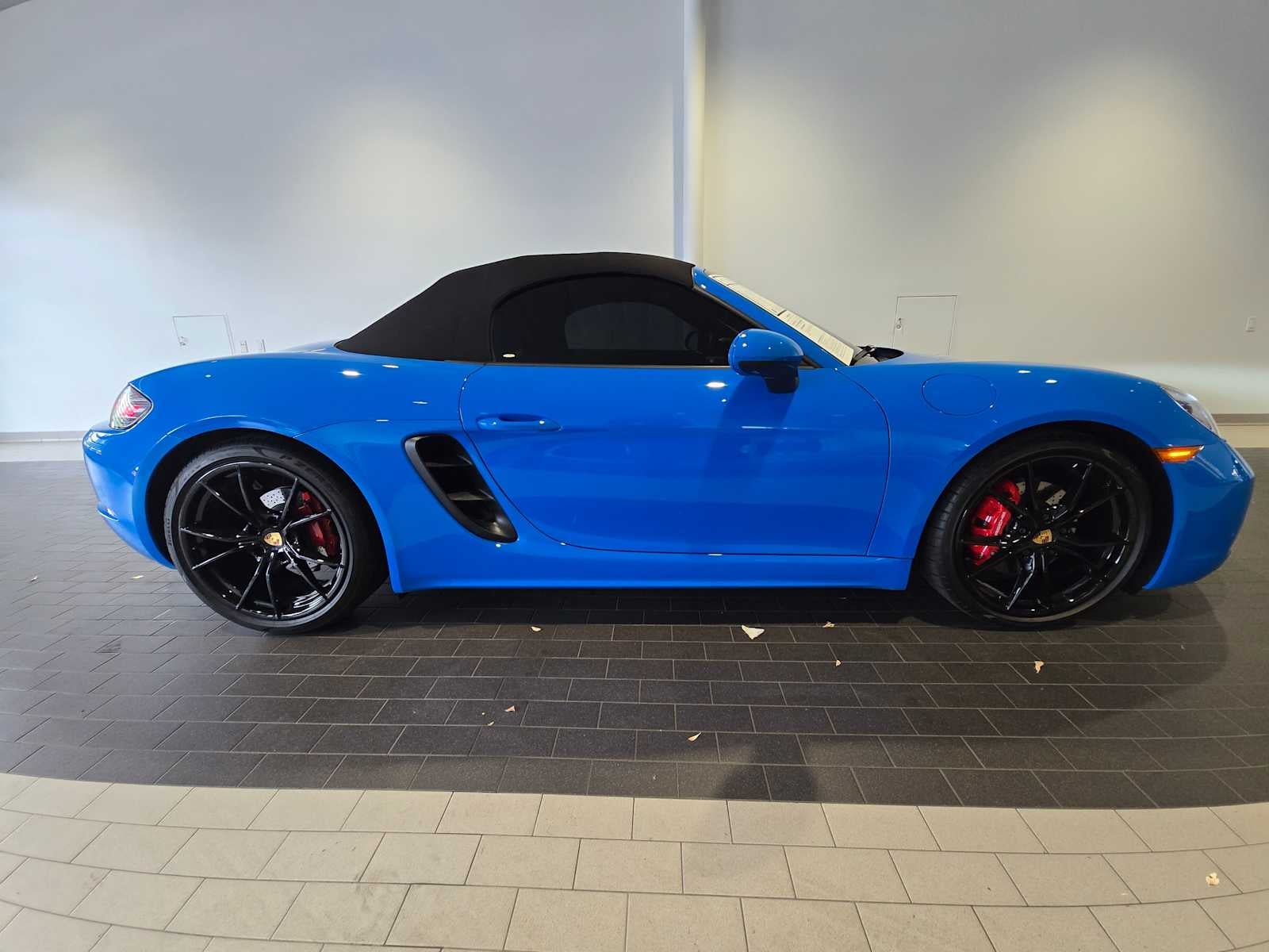 2025 Porsche 718 Boxster S
