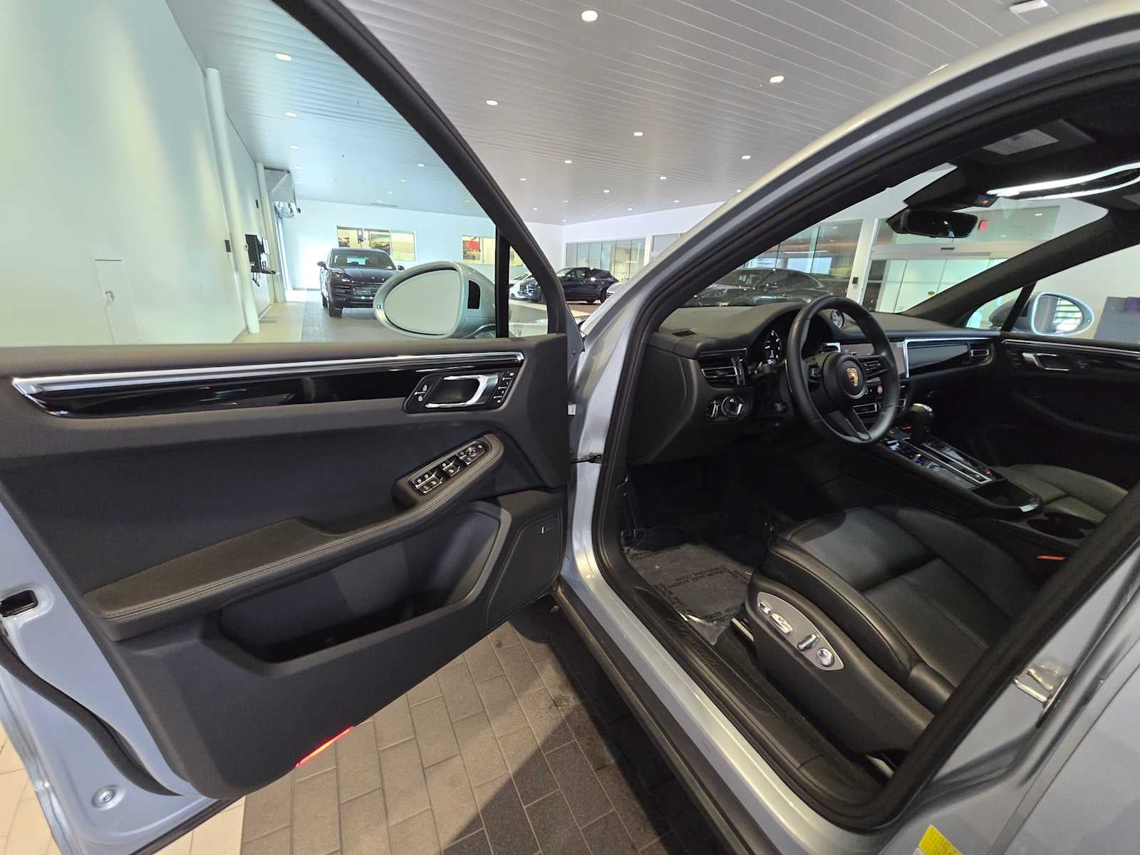 2025 Porsche Macan Base